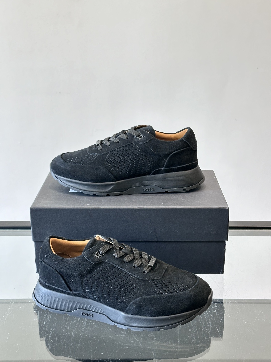Boss这款绒面休闲鞋，采用优质绒面皮革，鞋面镂空设计，透气又有质感✨。橡胶鞋底，耐磨舒适，适合日常或商