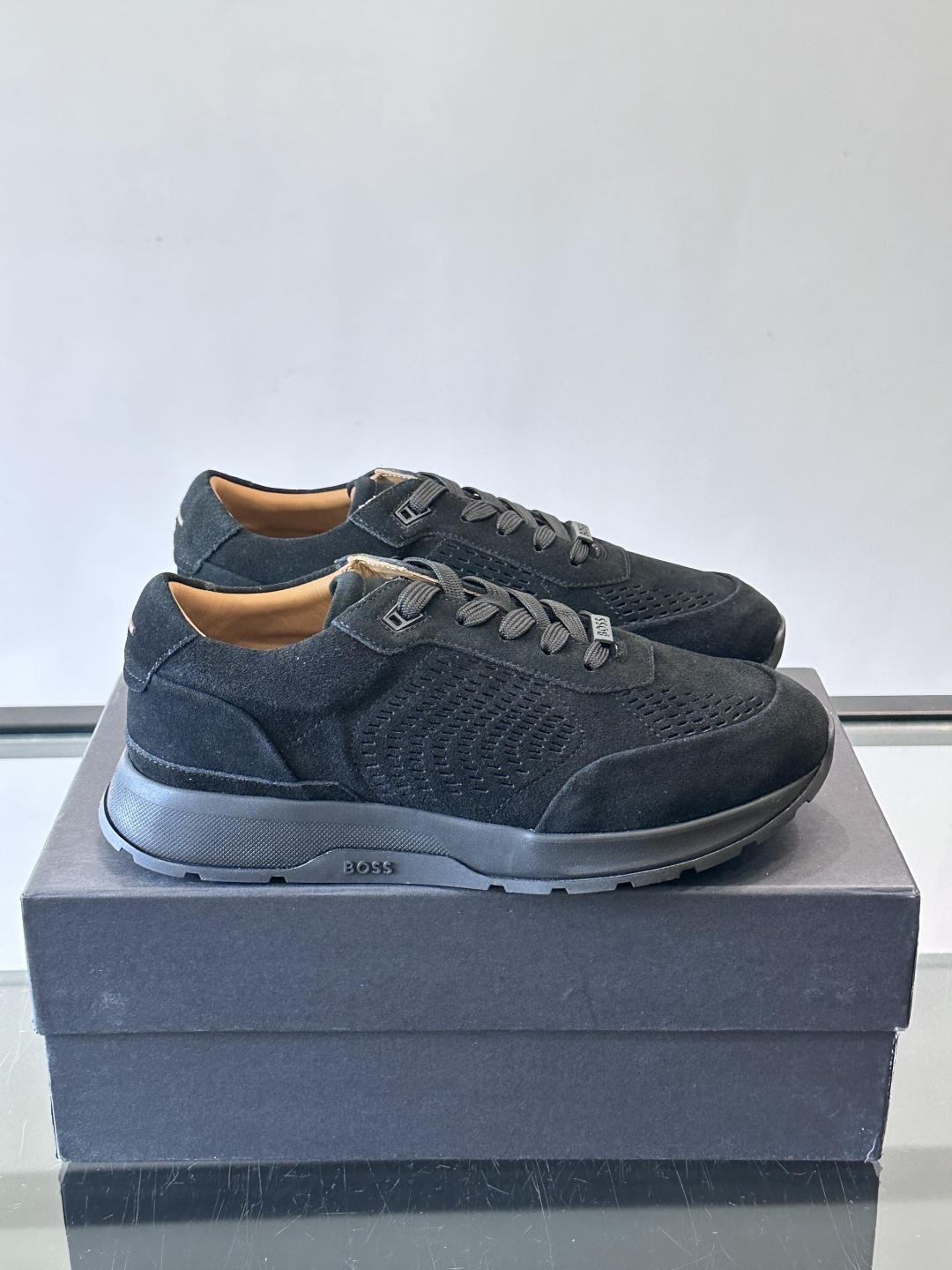 Boss这款绒面休闲鞋，采用优质绒面皮革，鞋面镂空设计，透气又有质感✨。橡胶鞋底，耐磨舒适，适合日常或商