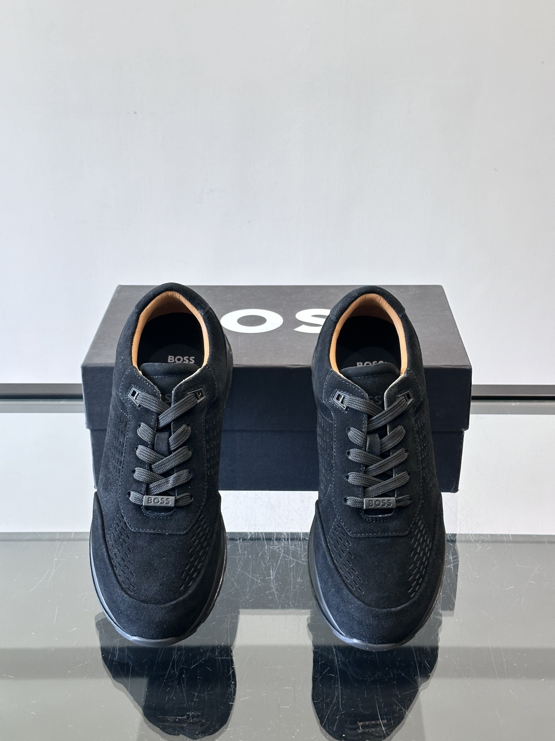 Boss这款绒面休闲鞋，采用优质绒面皮革，鞋面镂空设计，透气又有质感✨。橡胶鞋底，耐磨舒适，适合日常或商
