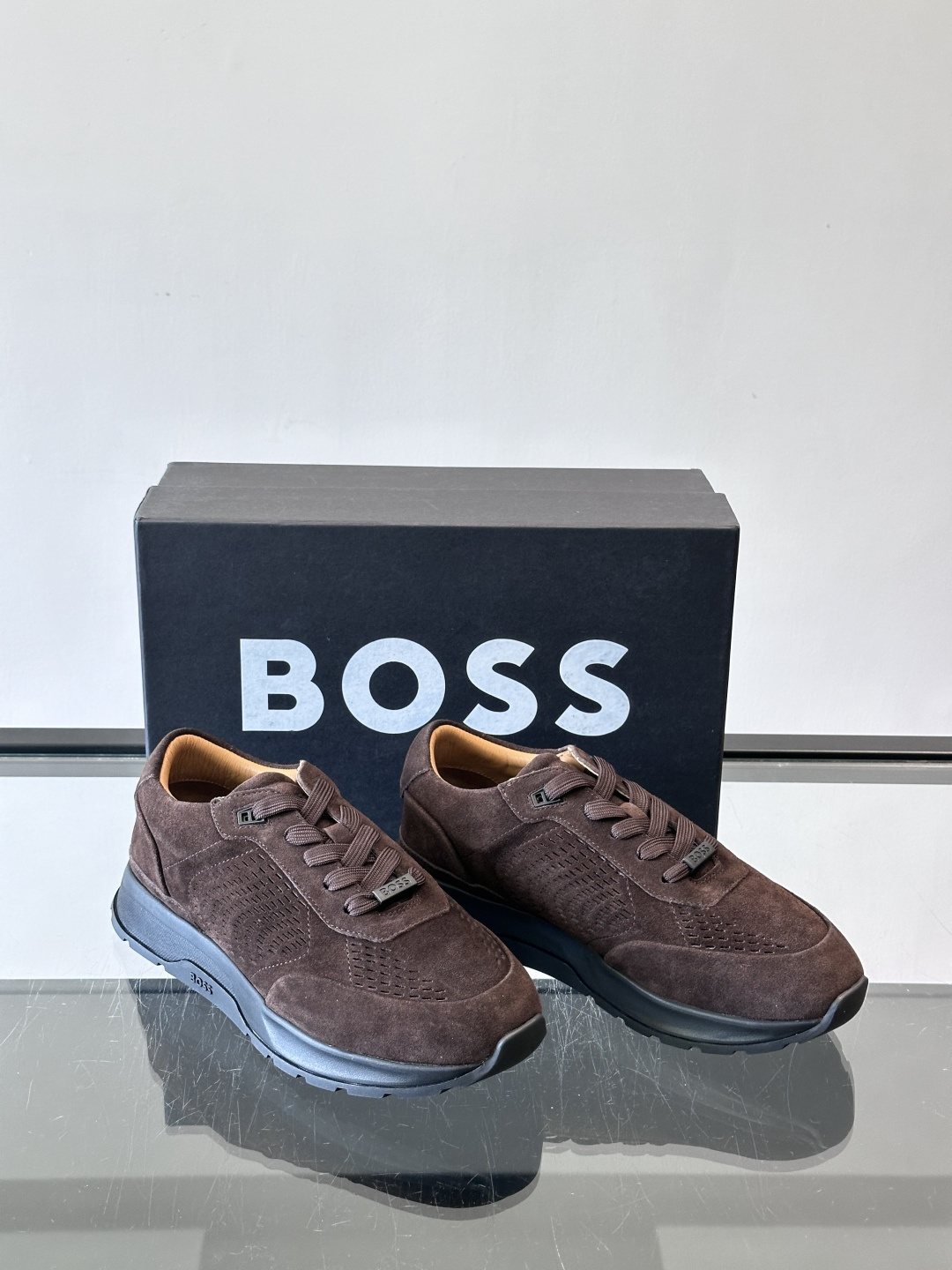 Boss这款绒面休闲鞋，采用优质绒面皮革，鞋面镂空设计，透气又有质感✨。橡胶鞋底，耐磨舒适，适合日常或商