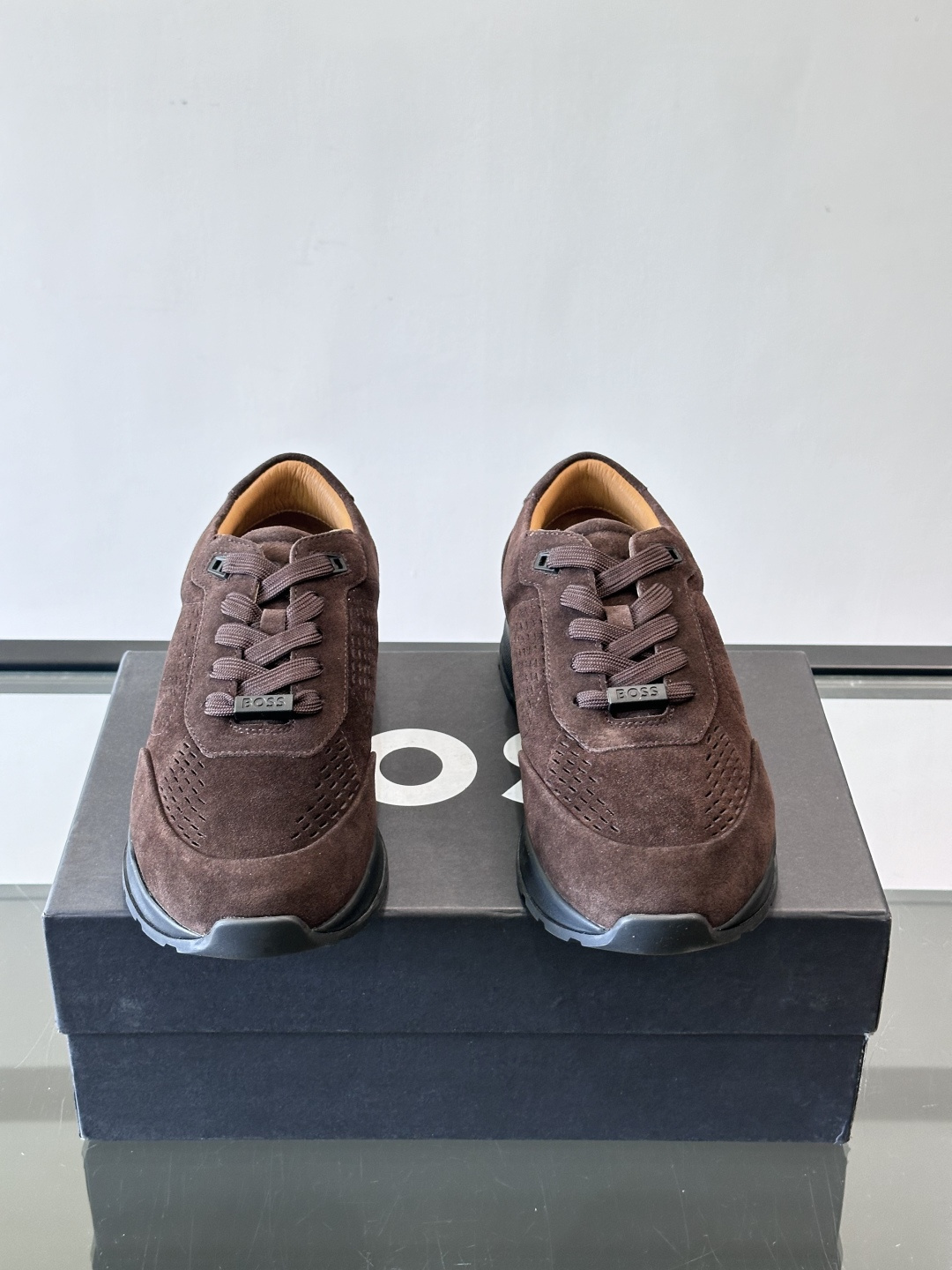 Boss这款绒面休闲鞋，采用优质绒面皮革，鞋面镂空设计，透气又有质感✨。橡胶鞋底，耐磨舒适，适合日常或商