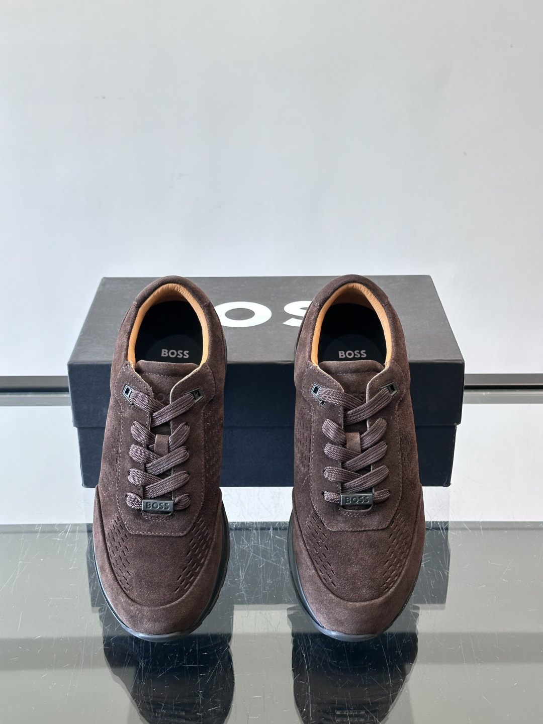 Boss这款绒面休闲鞋，采用优质绒面皮革，鞋面镂空设计，透气又有质感✨。橡胶鞋底，耐磨舒适，适合日常或商