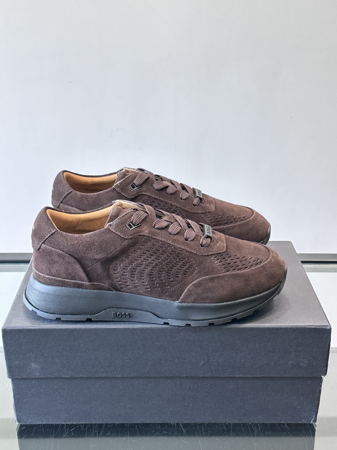 Boss这款绒面休闲鞋，采用优质绒面皮革，鞋面镂空设计，透气又有质感✨。橡胶鞋底，耐磨舒适，适合日常或商