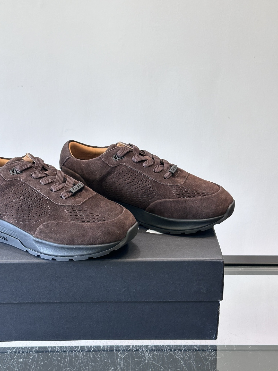 Boss这款绒面休闲鞋，采用优质绒面皮革，鞋面镂空设计，透气又有质感✨。橡胶鞋底，耐磨舒适，适合日常或商