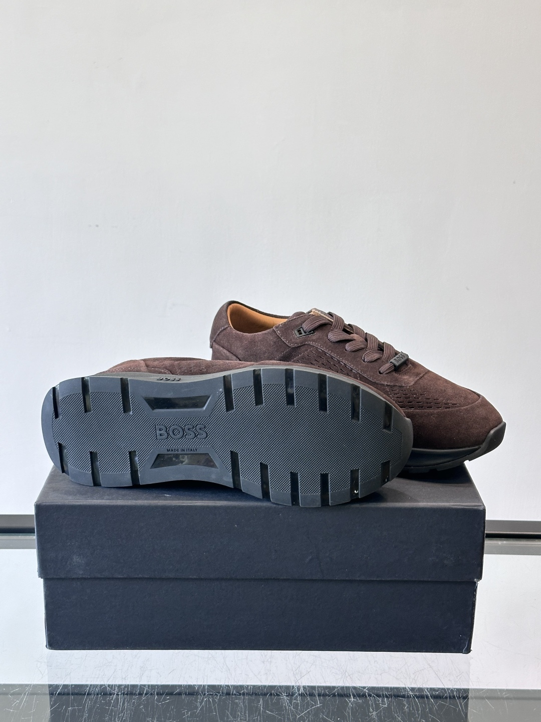 Boss这款绒面休闲鞋，采用优质绒面皮革，鞋面镂空设计，透气又有质感✨。橡胶鞋底，耐磨舒适，适合日常或商