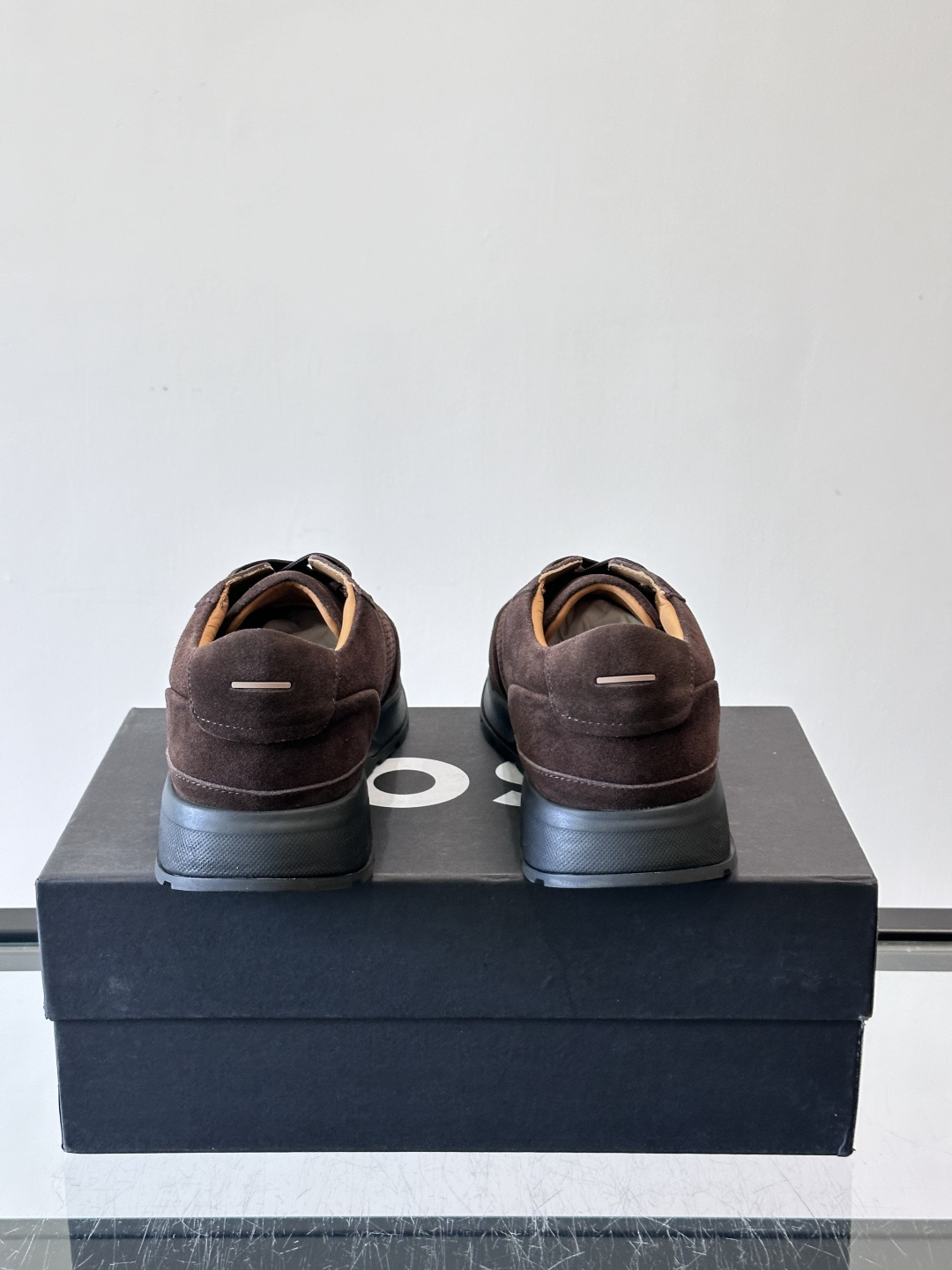 Boss这款绒面休闲鞋，采用优质绒面皮革，鞋面镂空设计，透气又有质感✨。橡胶鞋底，耐磨舒适，适合日常或商