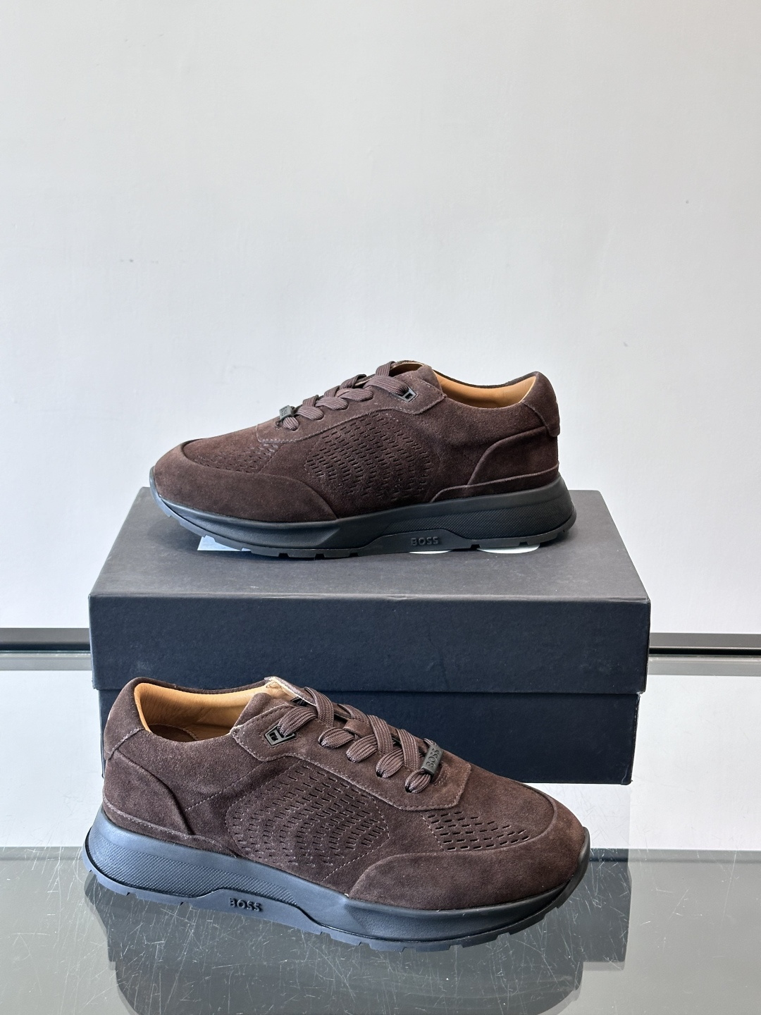 Boss这款绒面休闲鞋，采用优质绒面皮革，鞋面镂空设计，透气又有质感✨。橡胶鞋底，耐磨舒适，适合日常或商