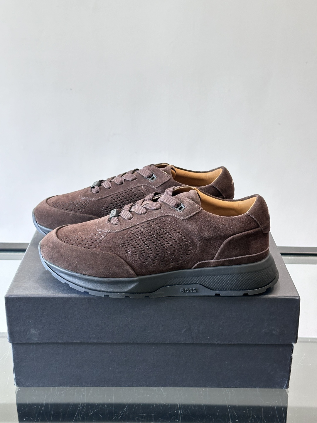 Boss这款绒面休闲鞋，采用优质绒面皮革，鞋面镂空设计，透气又有质感✨。橡胶鞋底，耐磨舒适，适合日常或商