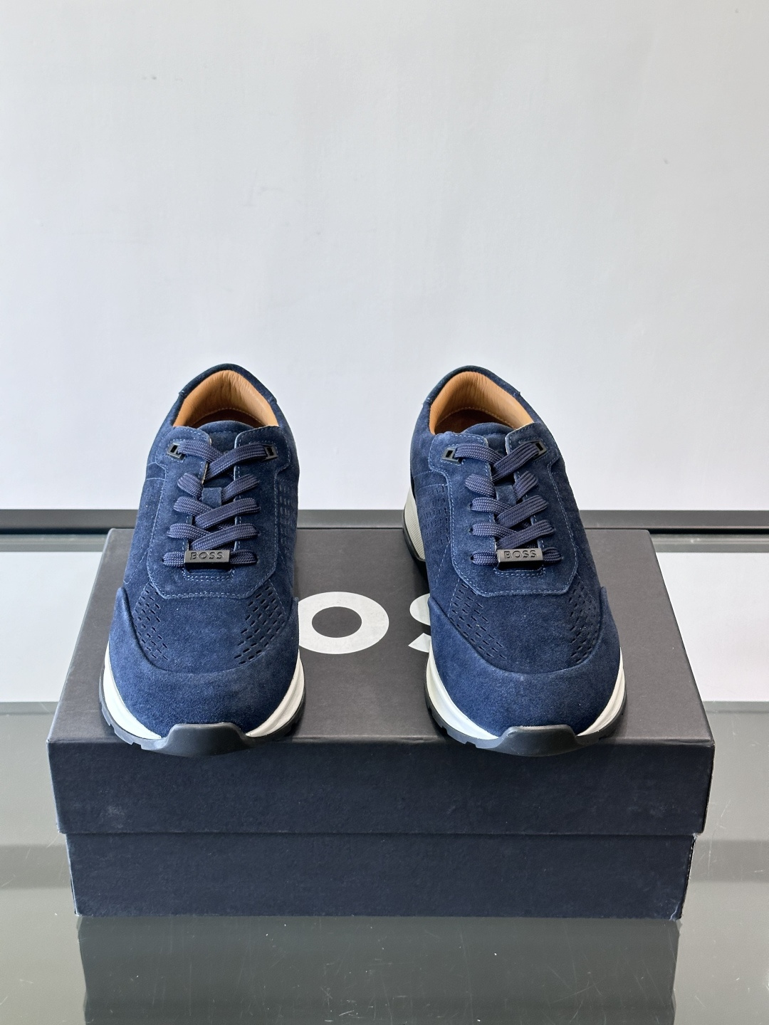 Boss这款绒面休闲鞋，采用优质绒面皮革，鞋面镂空设计，透气又有质感✨。橡胶鞋底，耐磨舒适，适合日常或商
