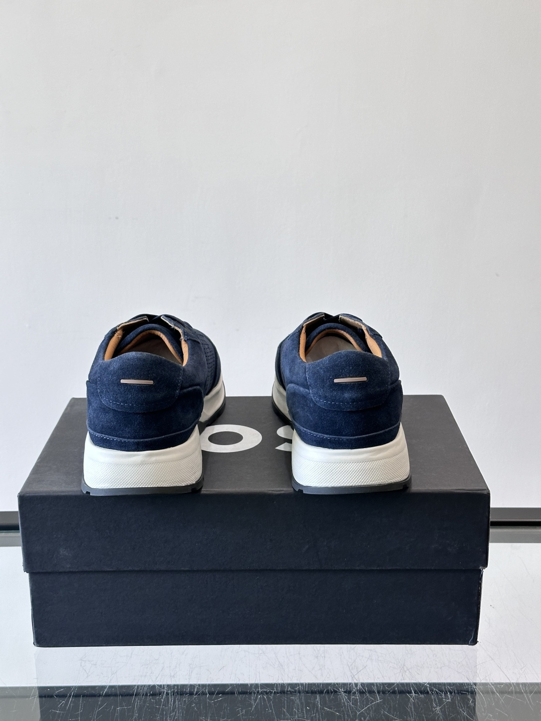 Boss这款绒面休闲鞋，采用优质绒面皮革，鞋面镂空设计，透气又有质感✨。橡胶鞋底，耐磨舒适，适合日常或商