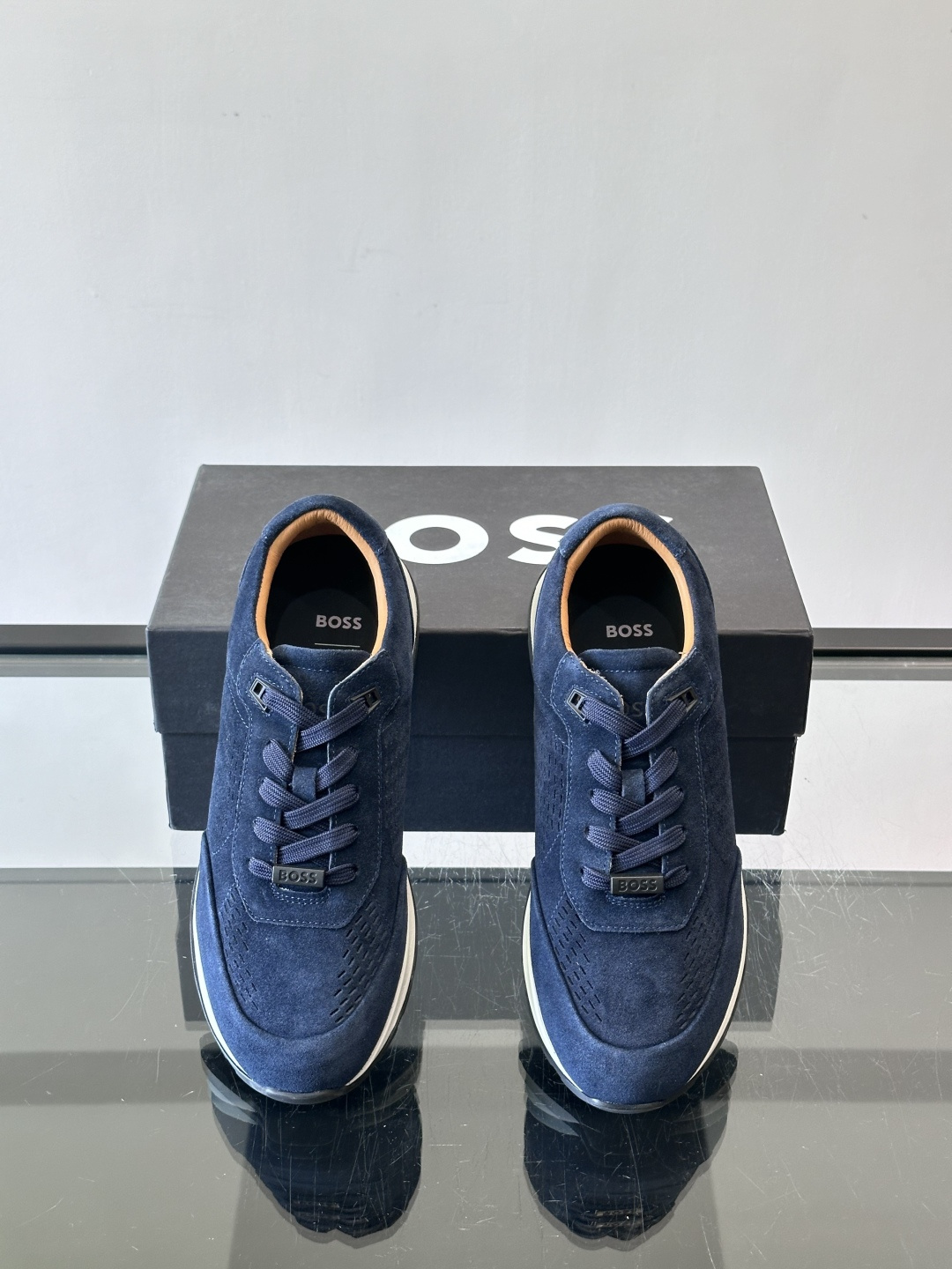 Boss这款绒面休闲鞋，采用优质绒面皮革，鞋面镂空设计，透气又有质感✨。橡胶鞋底，耐磨舒适，适合日常或商