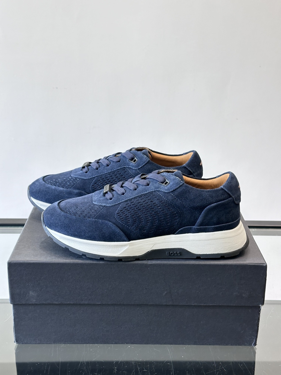 Boss这款绒面休闲鞋，采用优质绒面皮革，鞋面镂空设计，透气又有质感✨。橡胶鞋底，耐磨舒适，适合日常或商