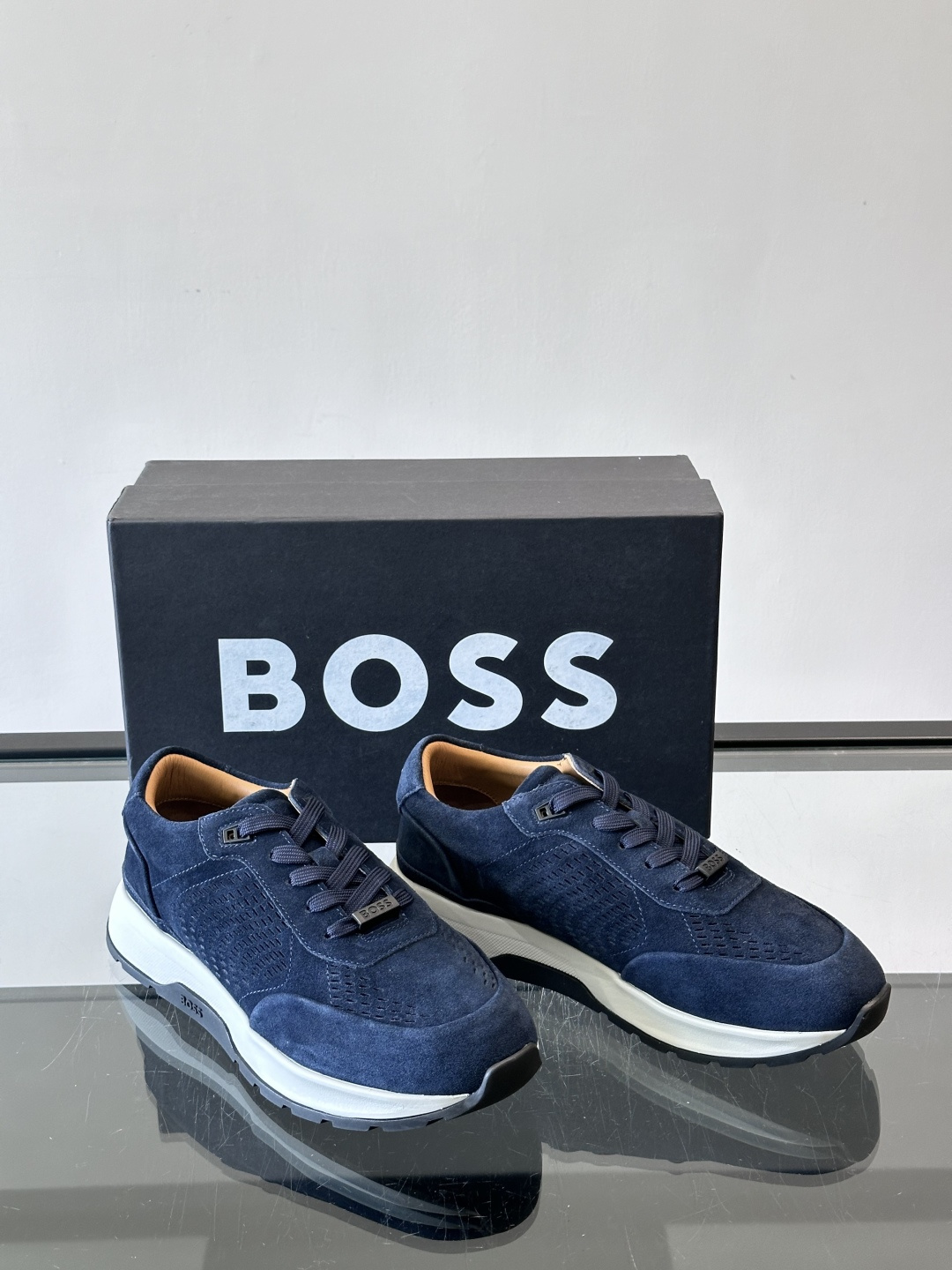 Boss这款绒面休闲鞋，采用优质绒面皮革，鞋面镂空设计，透气又有质感✨。橡胶鞋底，耐磨舒适，适合日常或商