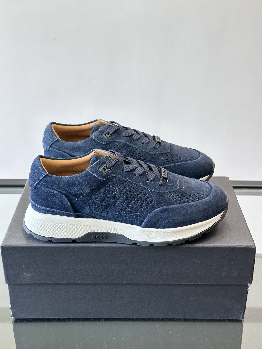 Boss这款绒面休闲鞋，采用优质绒面皮革，鞋面镂空设计，透气又有质感✨。橡胶鞋底，耐磨舒适，适合日常或商