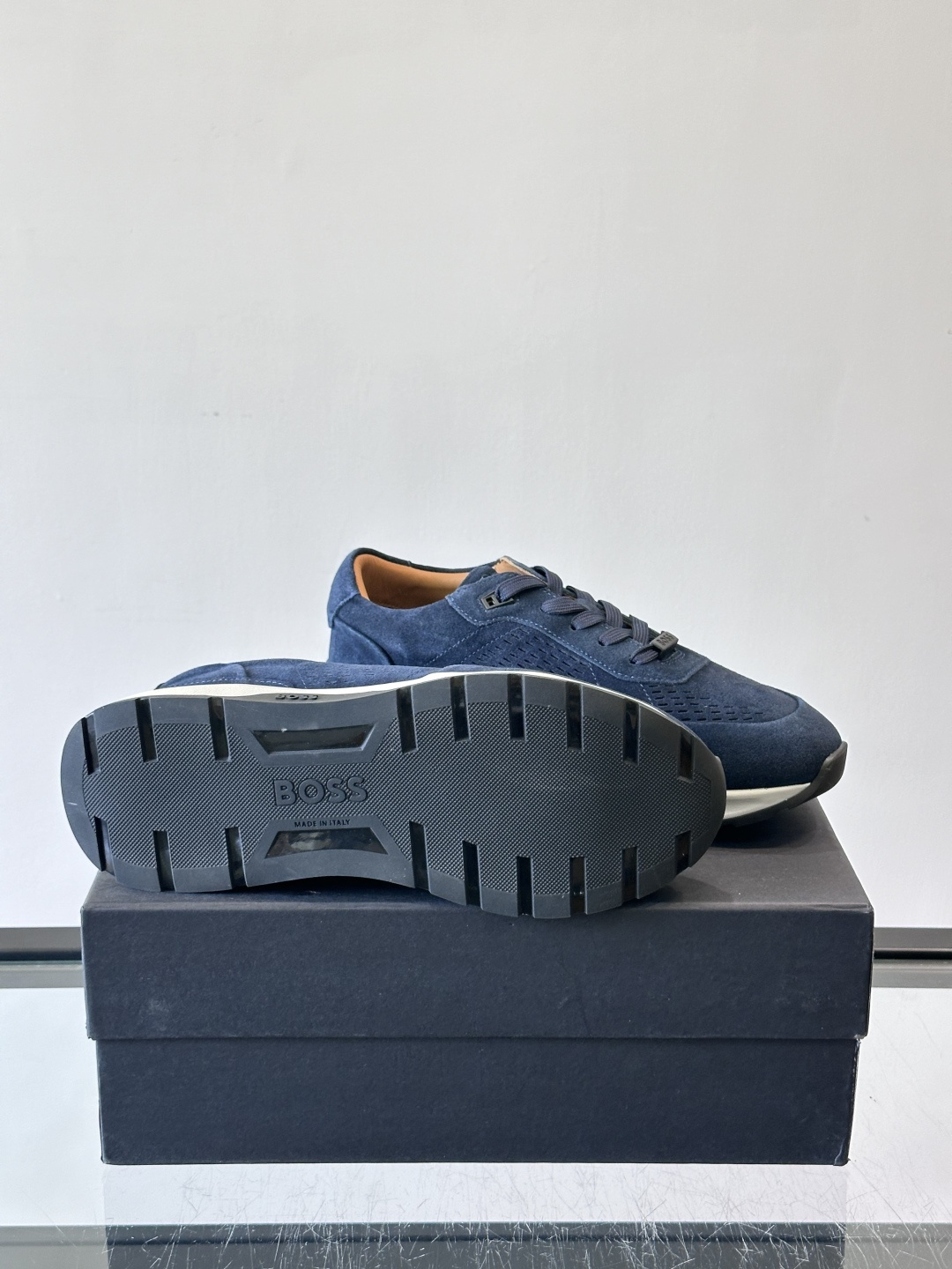 Boss这款绒面休闲鞋，采用优质绒面皮革，鞋面镂空设计，透气又有质感✨。橡胶鞋底，耐磨舒适，适合日常或商