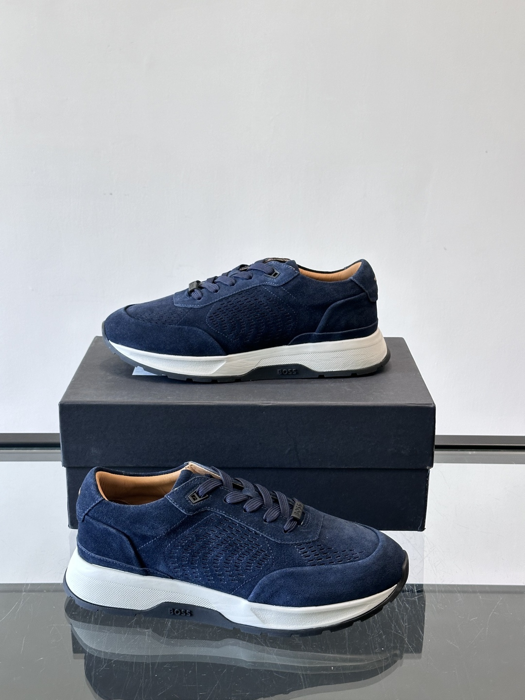 Boss这款绒面休闲鞋，采用优质绒面皮革，鞋面镂空设计，透气又有质感✨。橡胶鞋底，耐磨舒适，适合日常或商