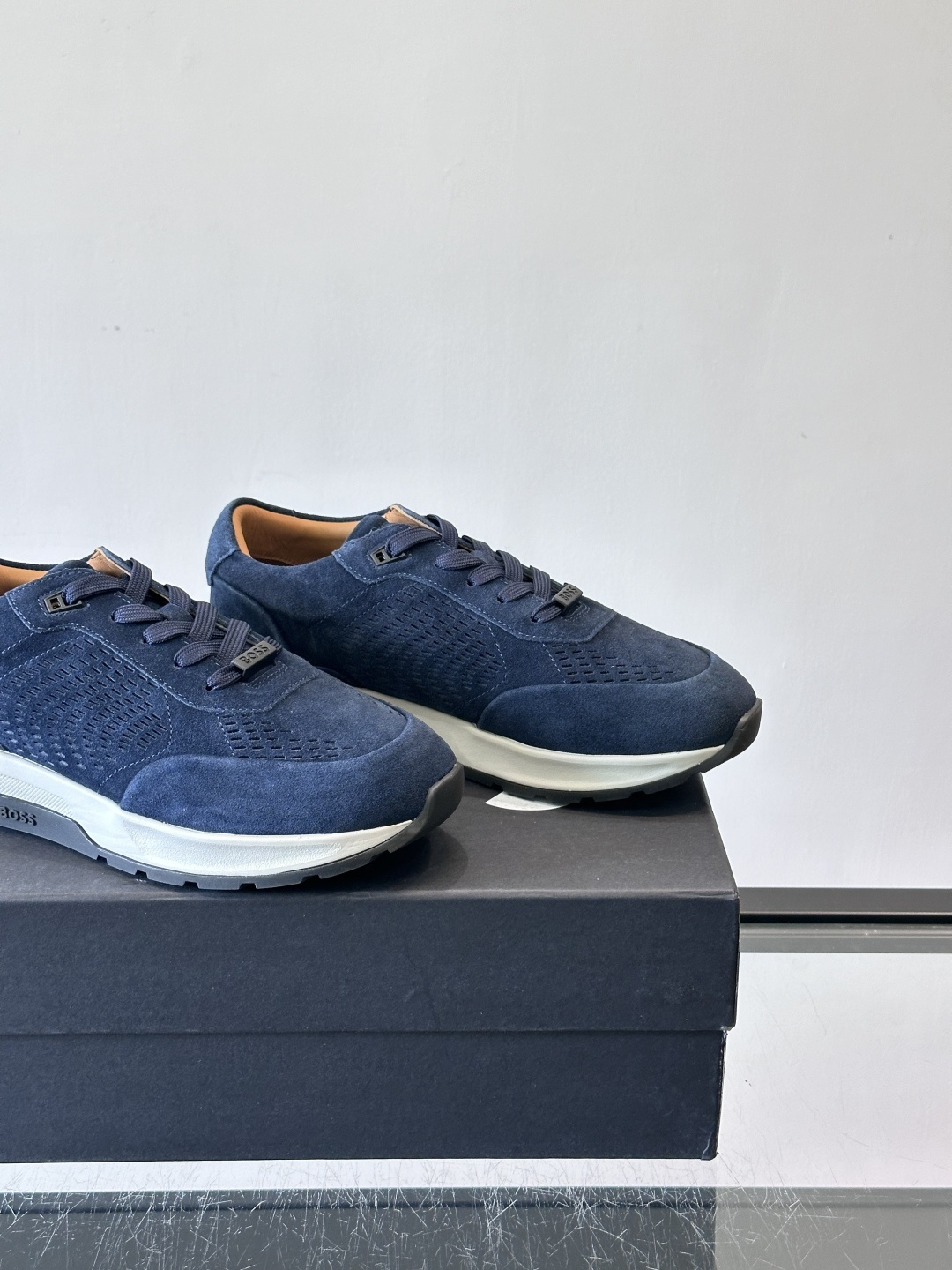 Boss这款绒面休闲鞋，采用优质绒面皮革，鞋面镂空设计，透气又有质感✨。橡胶鞋底，耐磨舒适，适合日常或商