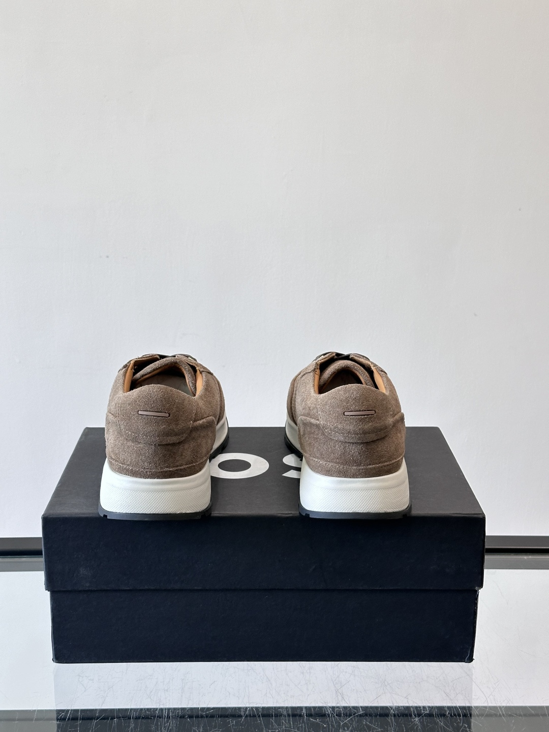 Boss这款绒面休闲鞋，采用优质绒面皮革，鞋面镂空设计，透气又有质感✨。橡胶鞋底，耐磨舒适，适合日常或商