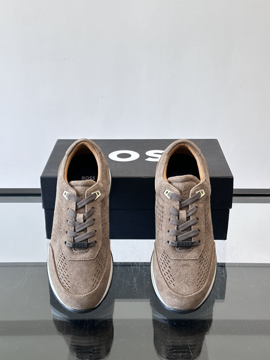 Boss这款绒面休闲鞋，采用优质绒面皮革，鞋面镂空设计，透气又有质感✨。橡胶鞋底，耐磨舒适，适合日常或商