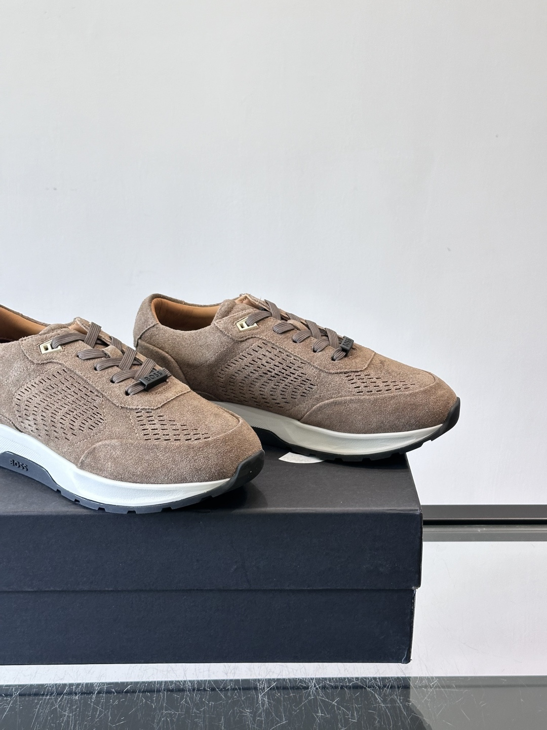 Boss这款绒面休闲鞋，采用优质绒面皮革，鞋面镂空设计，透气又有质感✨。橡胶鞋底，耐磨舒适，适合日常或商