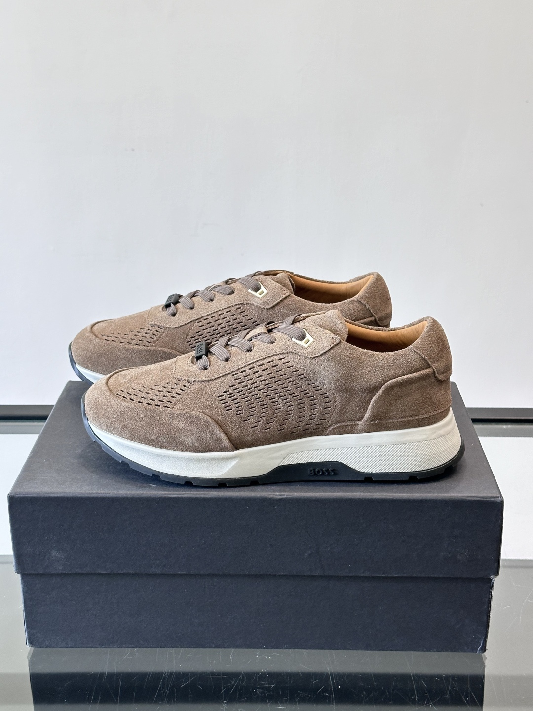 Boss这款绒面休闲鞋，采用优质绒面皮革，鞋面镂空设计，透气又有质感✨。橡胶鞋底，耐磨舒适，适合日常或商