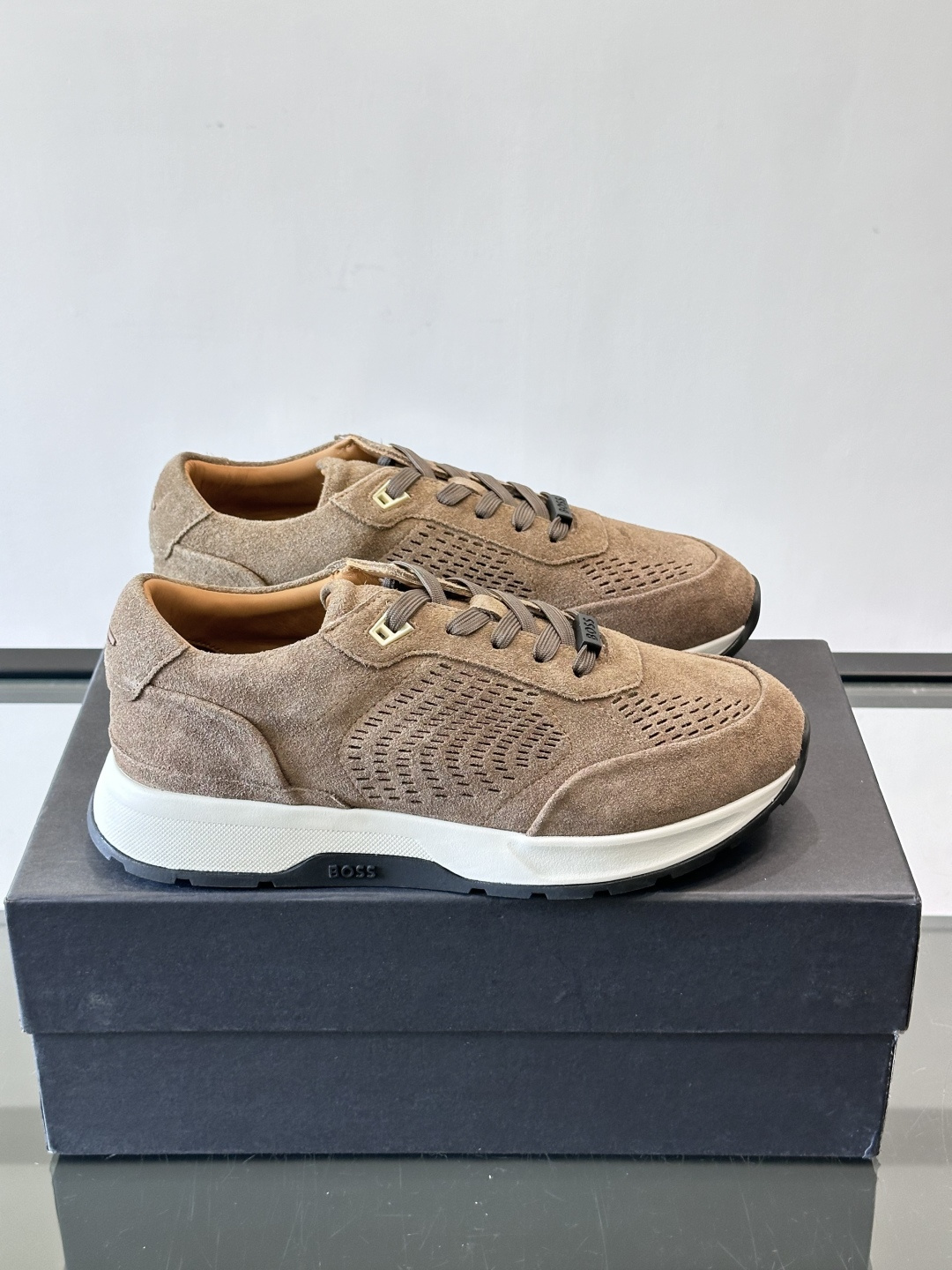 Boss这款绒面休闲鞋，采用优质绒面皮革，鞋面镂空设计，透气又有质感✨。橡胶鞋底，耐磨舒适，适合日常或商