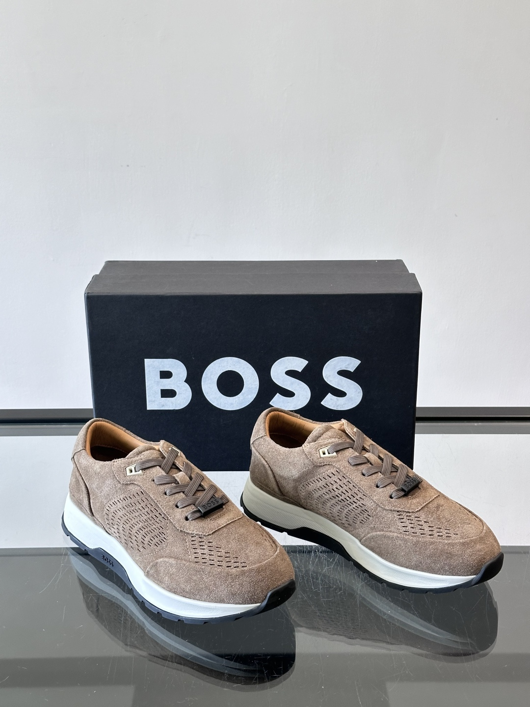Boss这款绒面休闲鞋，采用优质绒面皮革，鞋面镂空设计，透气又有质感✨。橡胶鞋底，耐磨舒适，适合日常或商