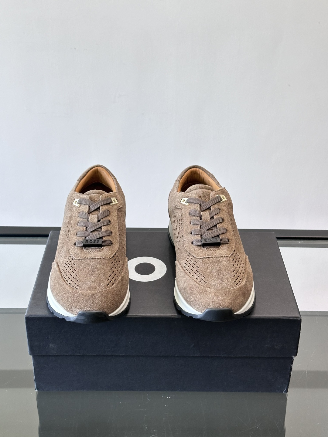 Boss这款绒面休闲鞋，采用优质绒面皮革，鞋面镂空设计，透气又有质感✨。橡胶鞋底，耐磨舒适，适合日常或商