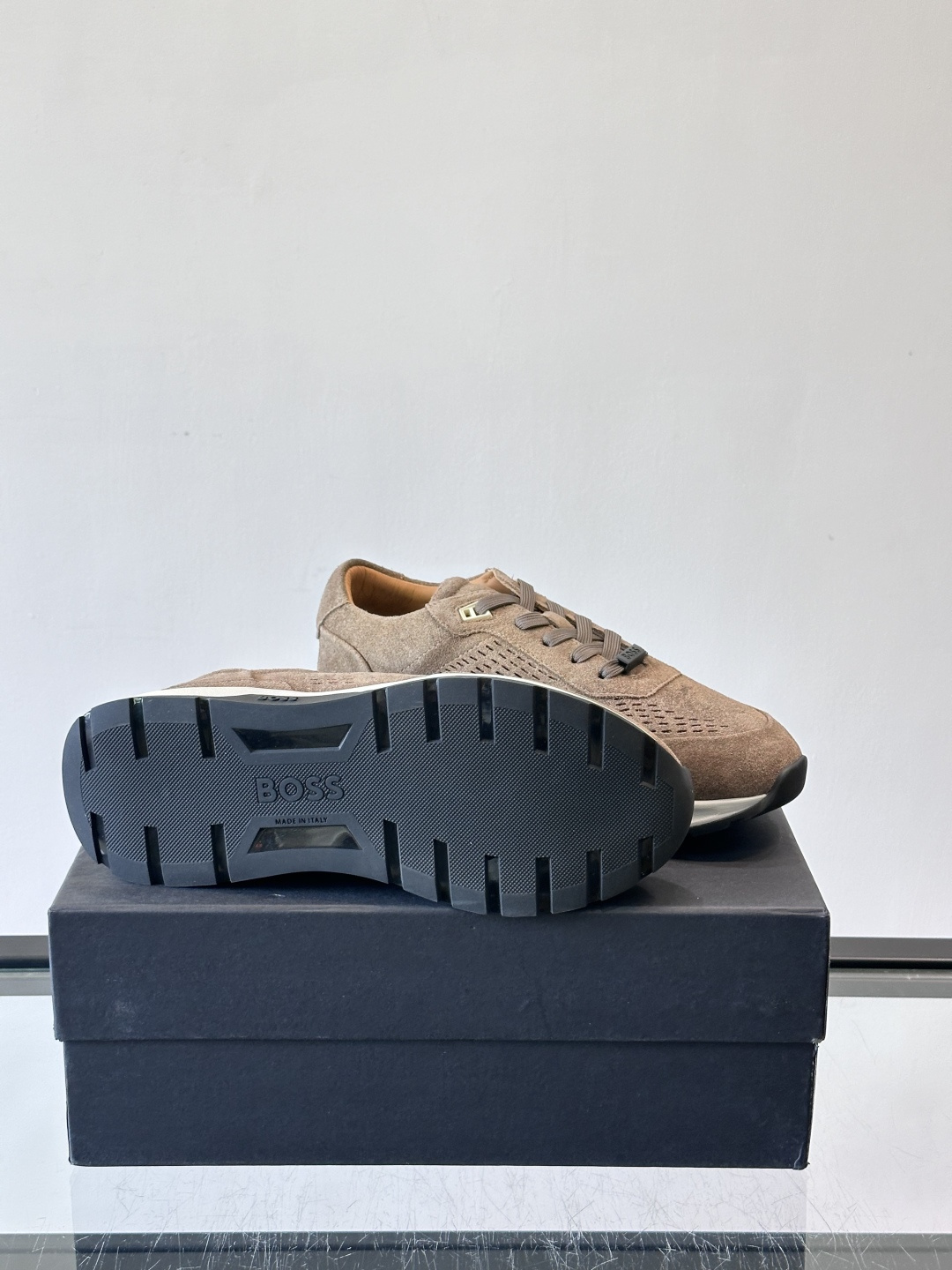 Boss这款绒面休闲鞋，采用优质绒面皮革，鞋面镂空设计，透气又有质感✨。橡胶鞋底，耐磨舒适，适合日常或商
