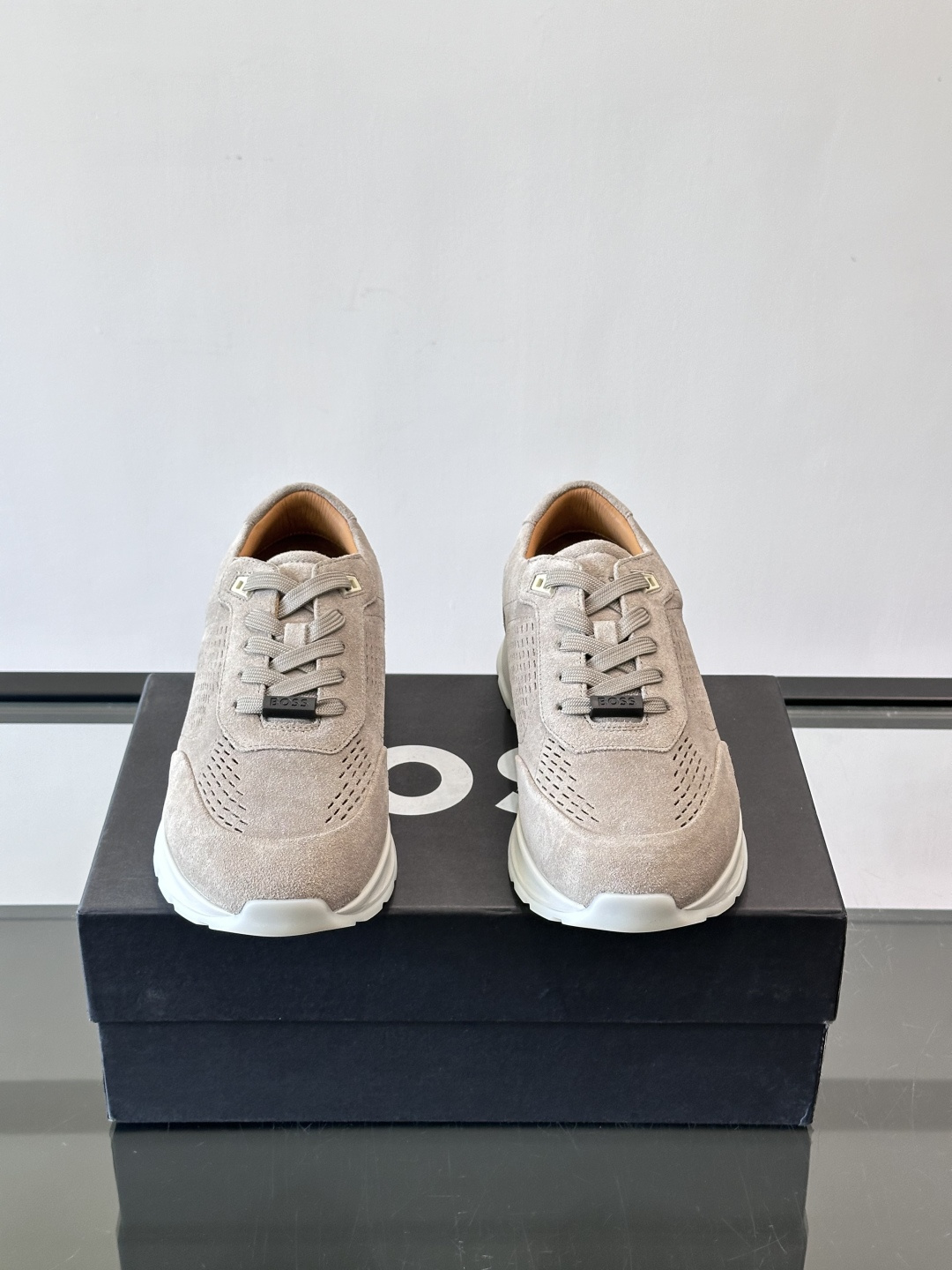 Boss这款绒面休闲鞋，采用优质绒面皮革，鞋面镂空设计，透气又有质感✨。橡胶鞋底，耐磨舒适，适合日常或商