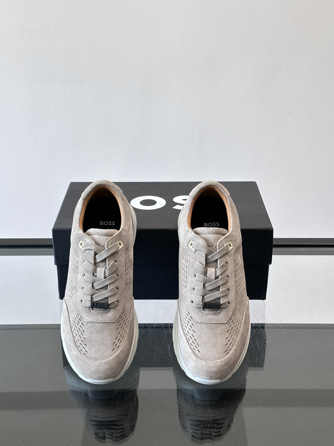 Boss这款绒面休闲鞋，采用优质绒面皮革，鞋面镂空设计，透气又有质感✨。橡胶鞋底，耐磨舒适，适合日常或商