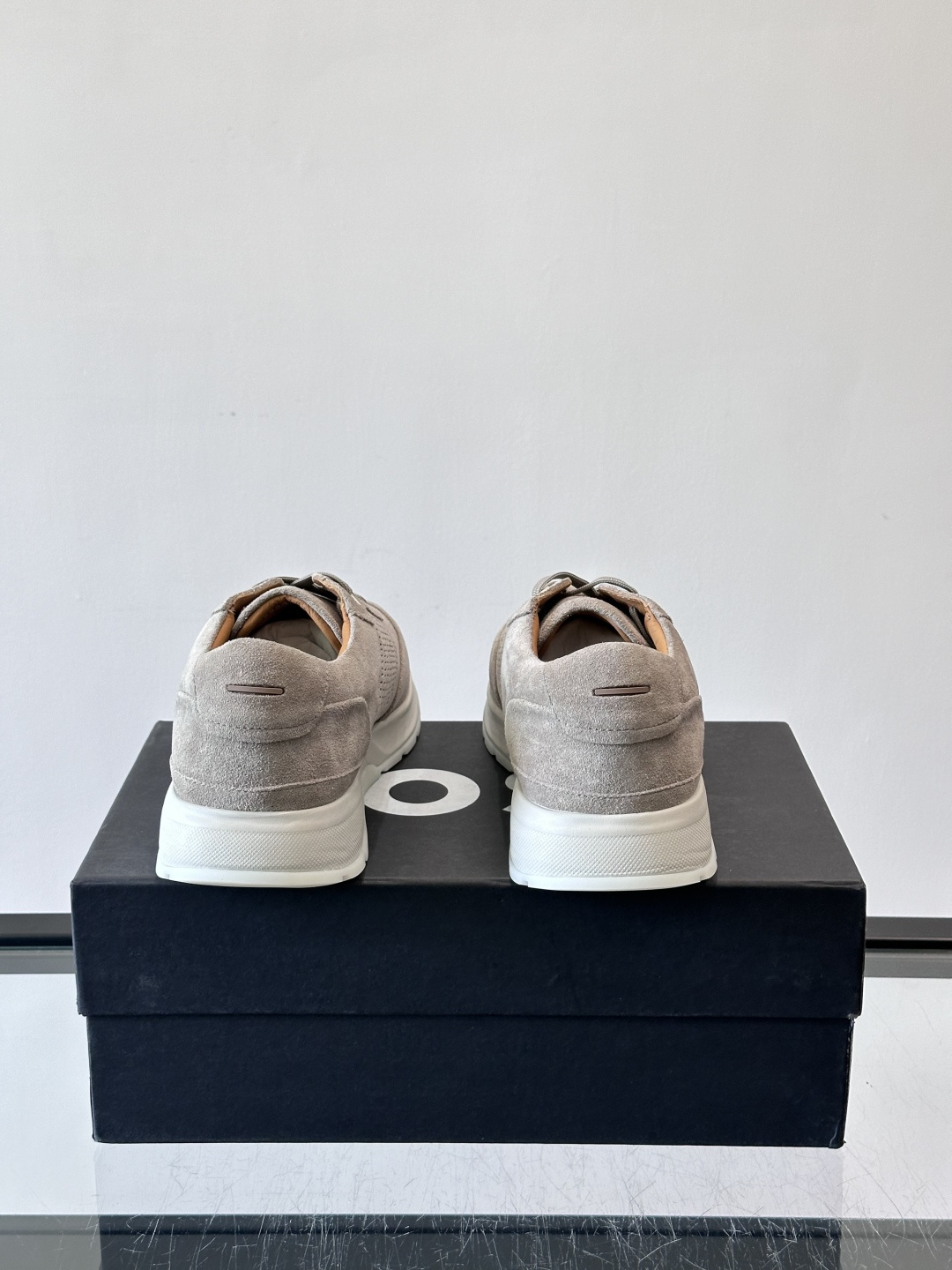 Boss这款绒面休闲鞋，采用优质绒面皮革，鞋面镂空设计，透气又有质感✨。橡胶鞋底，耐磨舒适，适合日常或商