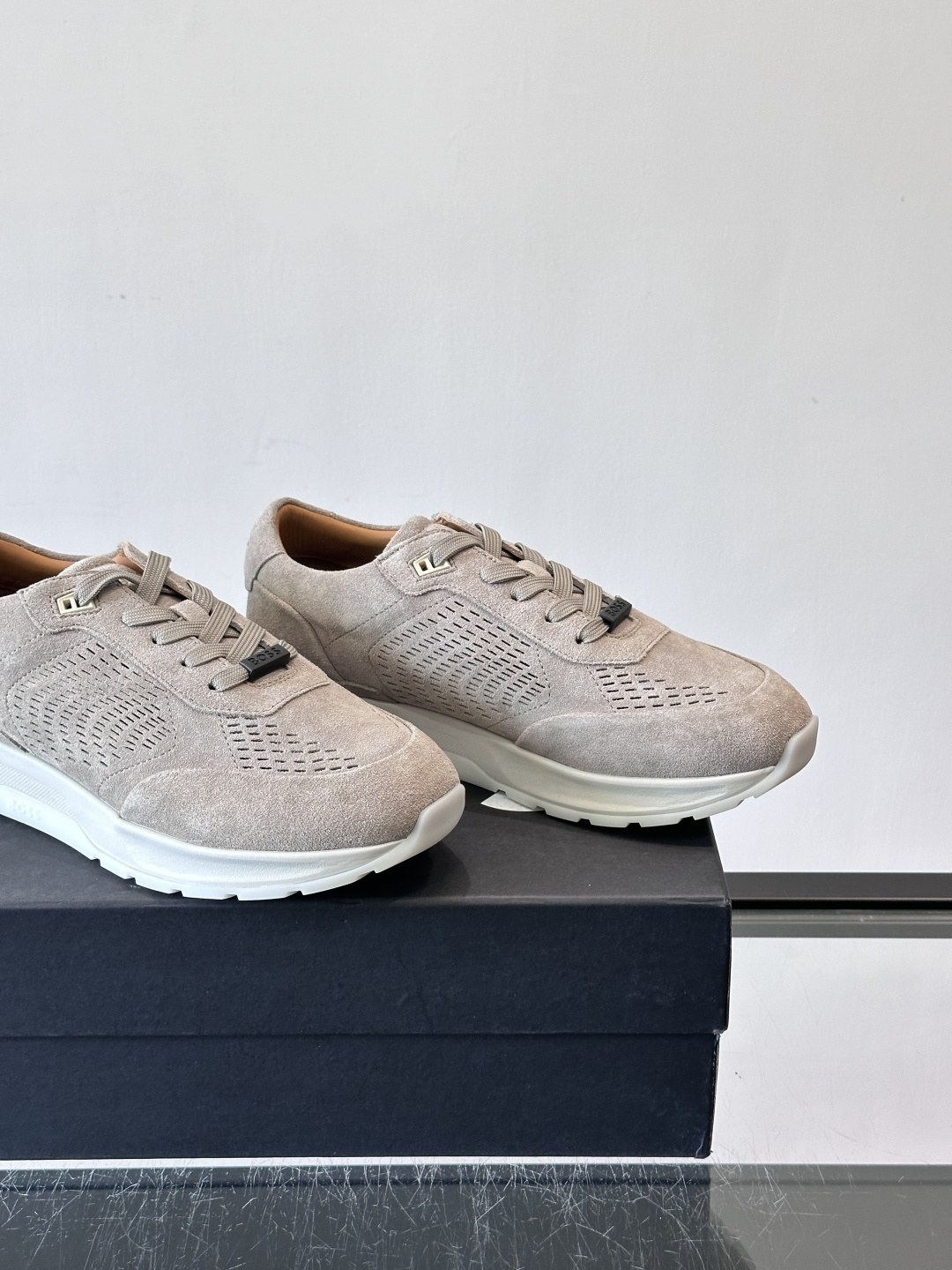 Boss这款绒面休闲鞋，采用优质绒面皮革，鞋面镂空设计，透气又有质感✨。橡胶鞋底，耐磨舒适，适合日常或商