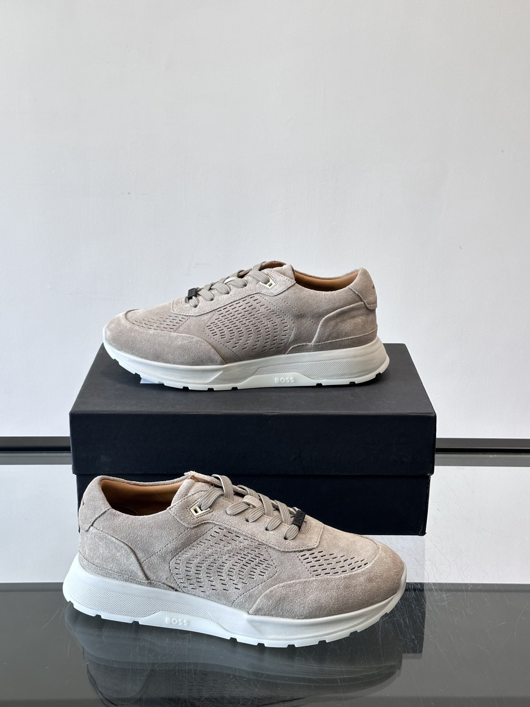 Boss这款绒面休闲鞋，采用优质绒面皮革，鞋面镂空设计，透气又有质感✨。橡胶鞋底，耐磨舒适，适合日常或商