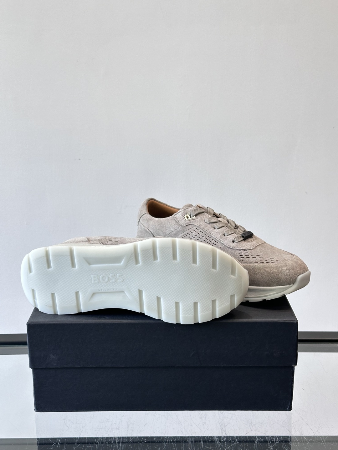 Boss这款绒面休闲鞋，采用优质绒面皮革，鞋面镂空设计，透气又有质感✨。橡胶鞋底，耐磨舒适，适合日常或商
