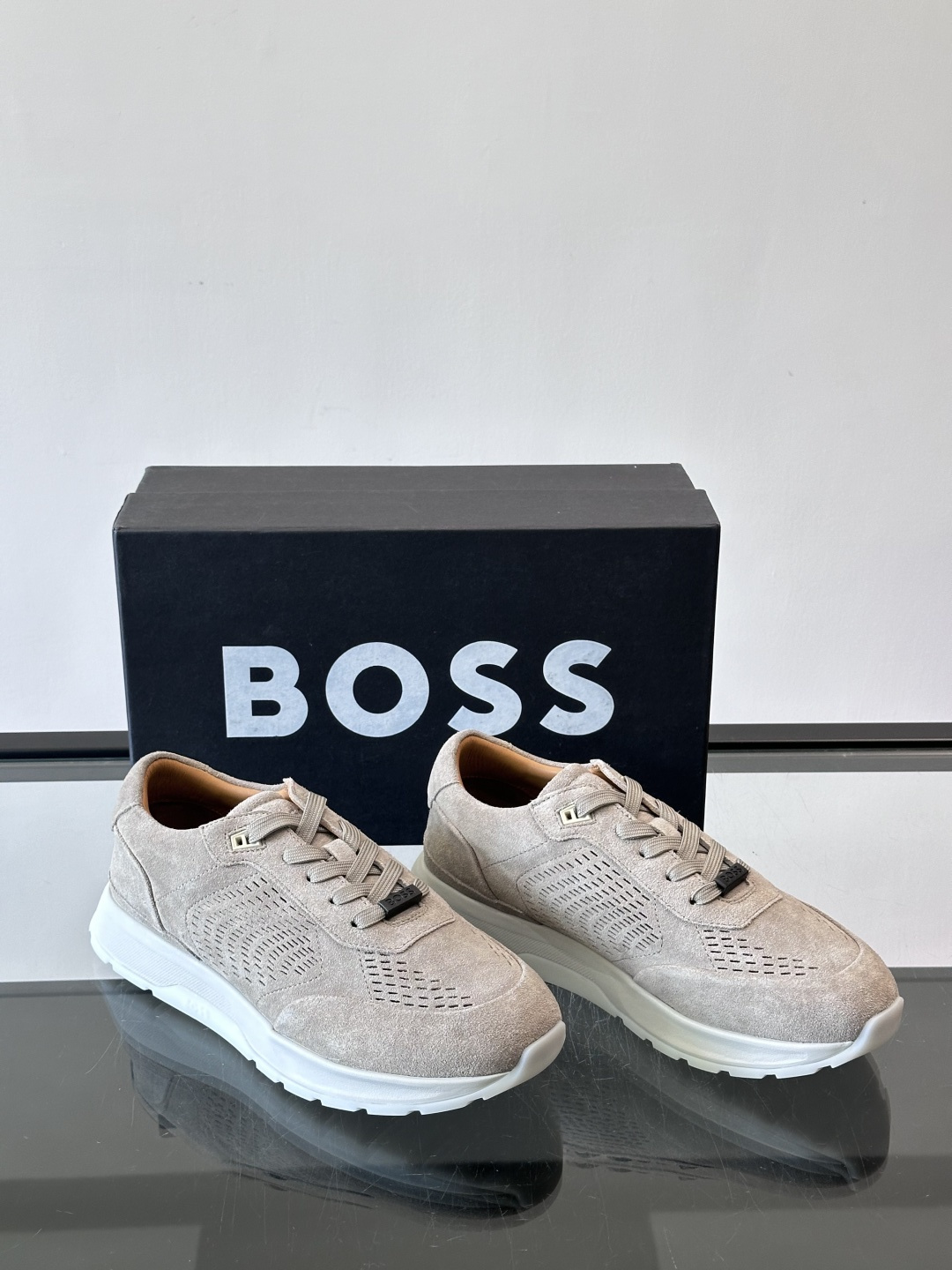 Boss这款绒面休闲鞋，采用优质绒面皮革，鞋面镂空设计，透气又有质感✨。橡胶鞋底，耐磨舒适，适合日常或商