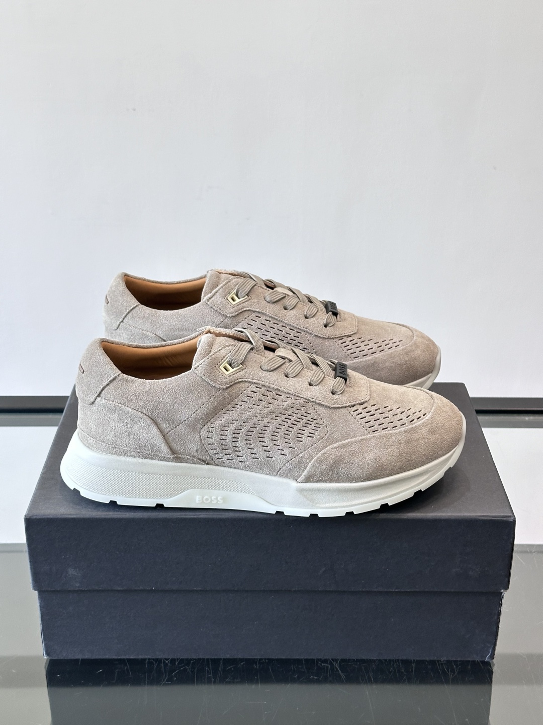 Boss这款绒面休闲鞋，采用优质绒面皮革，鞋面镂空设计，透气又有质感✨。橡胶鞋底，耐磨舒适，适合日常或商