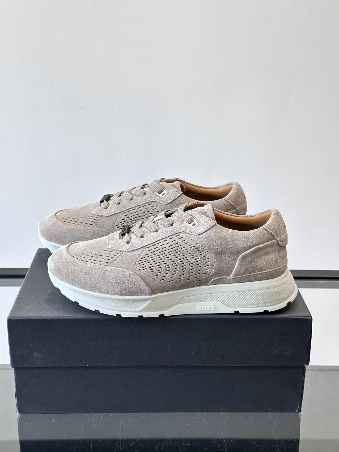 Boss这款绒面休闲鞋，采用优质绒面皮革，鞋面镂空设计，透气又有质感✨。橡胶鞋底，耐磨舒适，适合日常或商