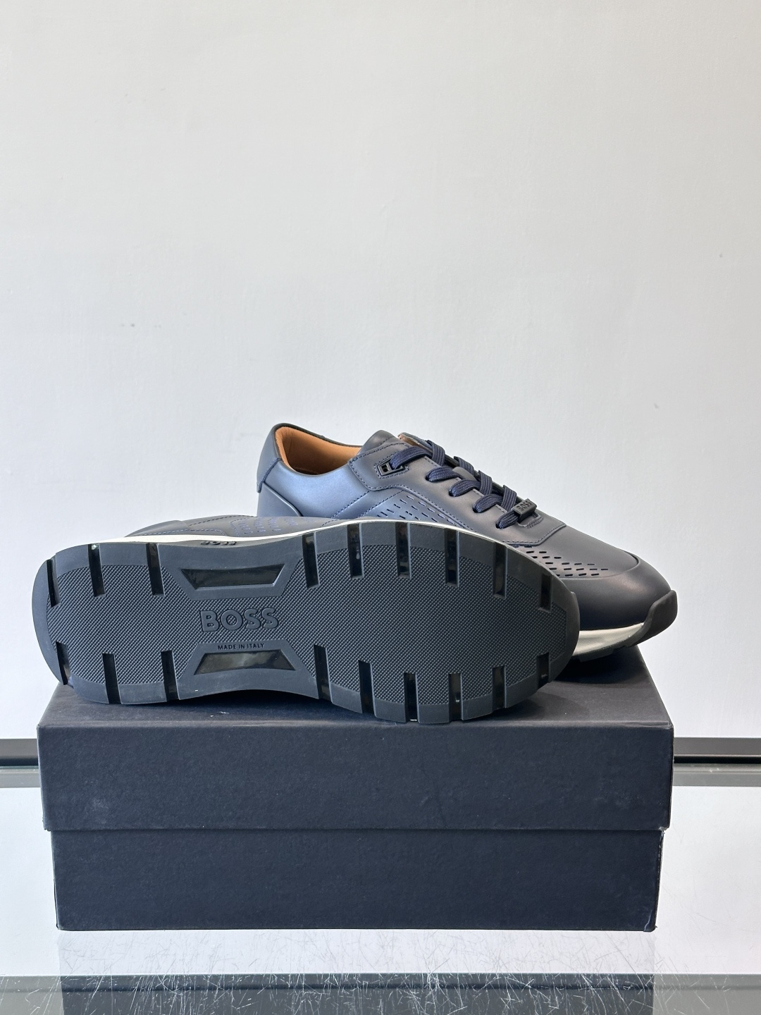 👟BOSS休闲运动鞋，优质牛皮➕透气网面，简约又有细节感✨。橡胶鞋底，耐磨又舒适，日常通勤、休闲都OK！