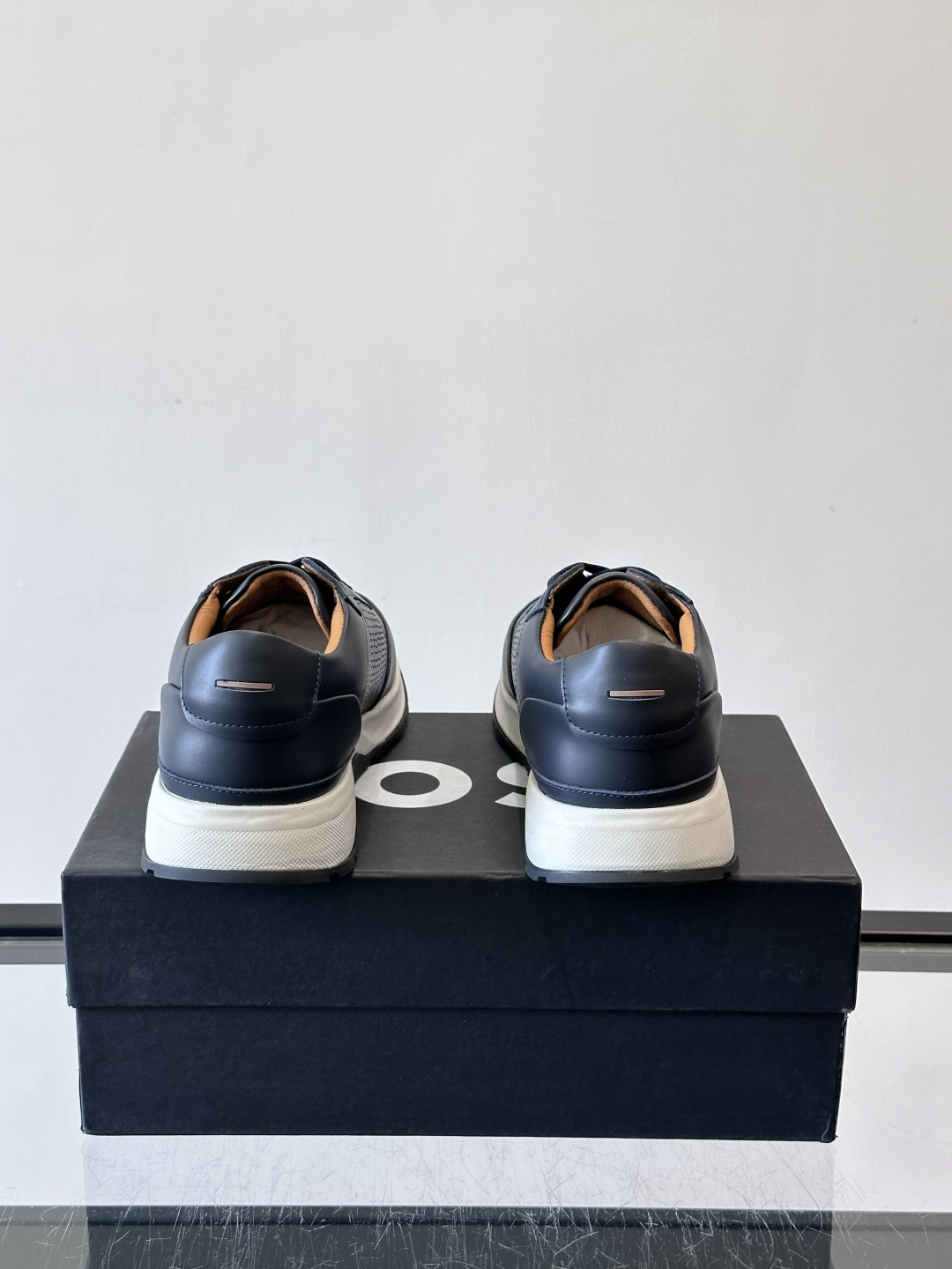 👟BOSS休闲运动鞋，优质牛皮➕透气网面，简约又有细节感✨。橡胶鞋底，耐磨又舒适，日常通勤、休闲都OK！