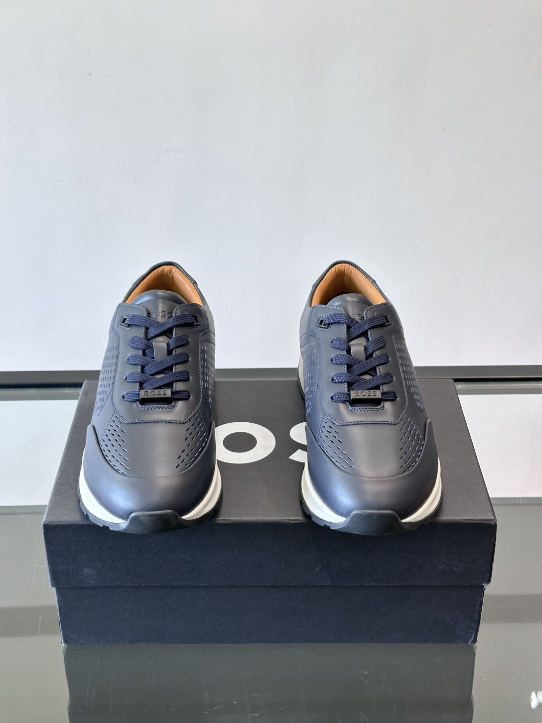 👟BOSS休闲运动鞋，优质牛皮➕透气网面，简约又有细节感✨。橡胶鞋底，耐磨又舒适，日常通勤、休闲都OK！