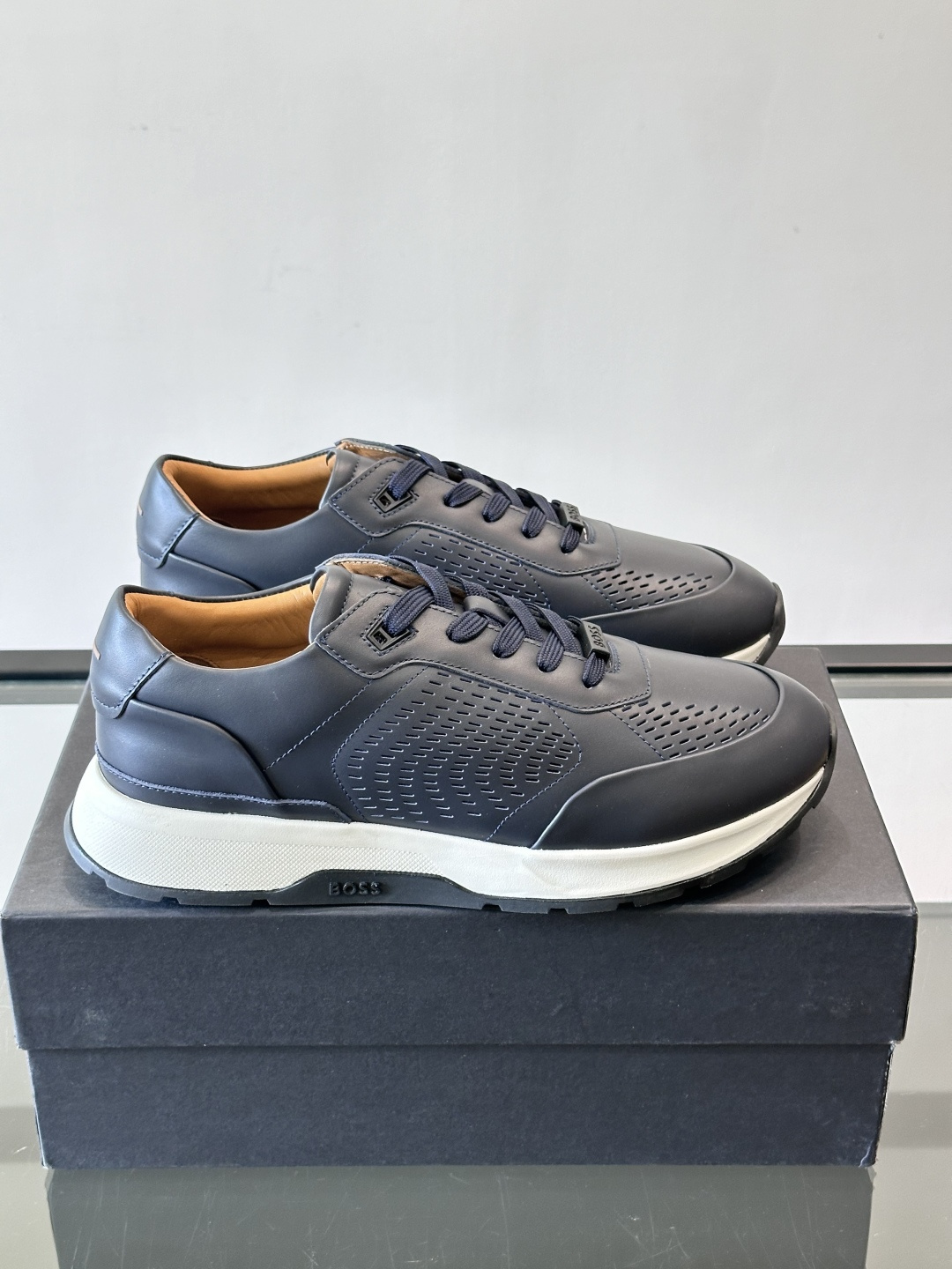 👟BOSS休闲运动鞋，优质牛皮➕透气网面，简约又有细节感✨。橡胶鞋底，耐磨又舒适，日常通勤、休闲都OK！