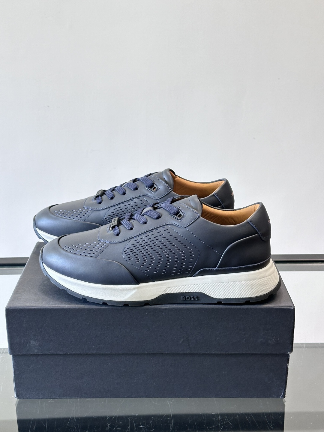 👟BOSS休闲运动鞋，优质牛皮➕透气网面，简约又有细节感✨。橡胶鞋底，耐磨又舒适，日常通勤、休闲都OK！