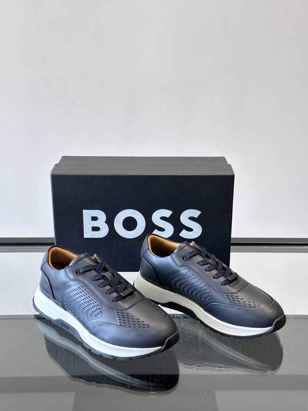 👟BOSS休闲运动鞋，优质牛皮➕透气网面，简约又有细节感✨。橡胶鞋底，耐磨又舒适，日常通勤、休闲都OK！