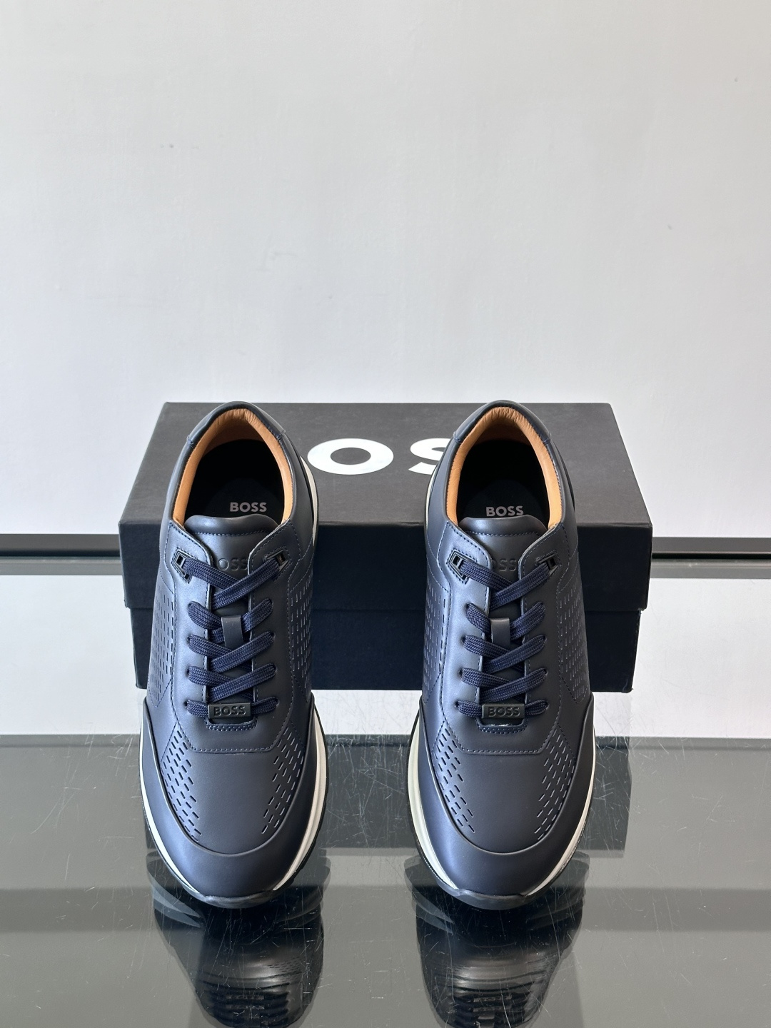 👟BOSS休闲运动鞋，优质牛皮➕透气网面，简约又有细节感✨。橡胶鞋底，耐磨又舒适，日常通勤、休闲都OK！