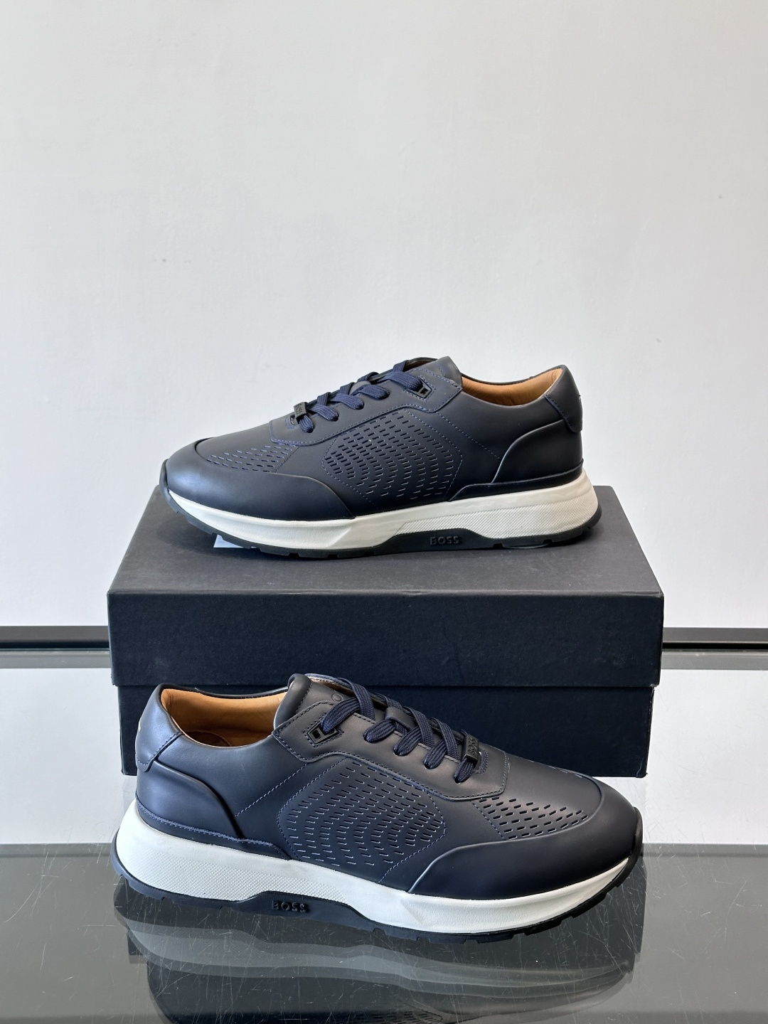 👟BOSS休闲运动鞋，优质牛皮➕透气网面，简约又有细节感✨。橡胶鞋底，耐磨又舒适，日常通勤、休闲都OK！
