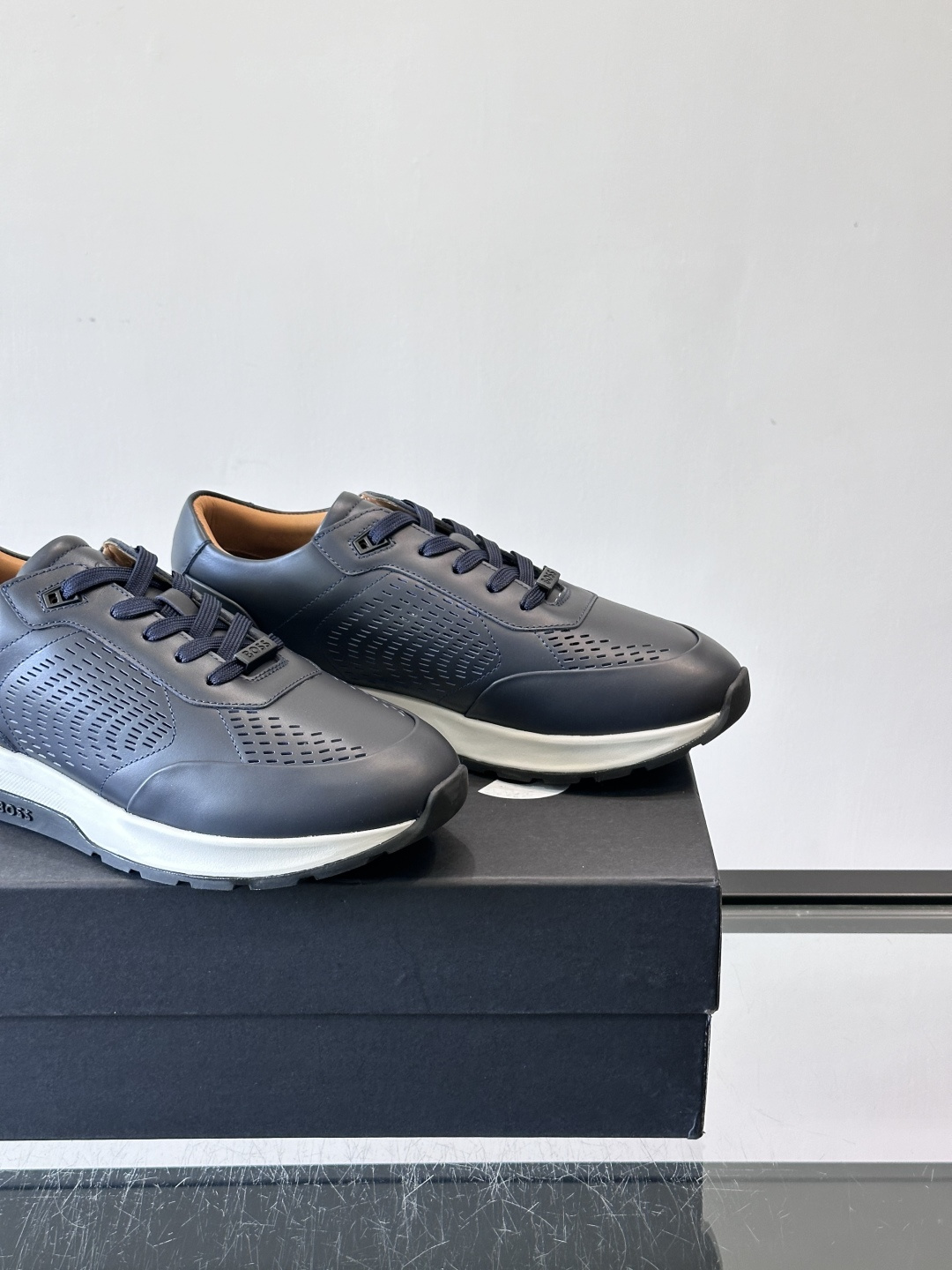 👟BOSS休闲运动鞋，优质牛皮➕透气网面，简约又有细节感✨。橡胶鞋底，耐磨又舒适，日常通勤、休闲都OK！