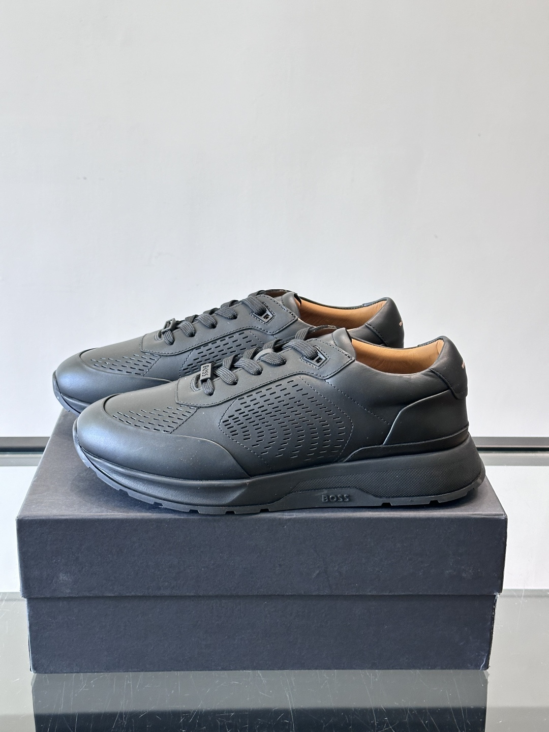 👟BOSS休闲运动鞋，优质牛皮➕透气网面，简约又有细节感✨。橡胶鞋底，耐磨又舒适，日常通勤、休闲都OK！