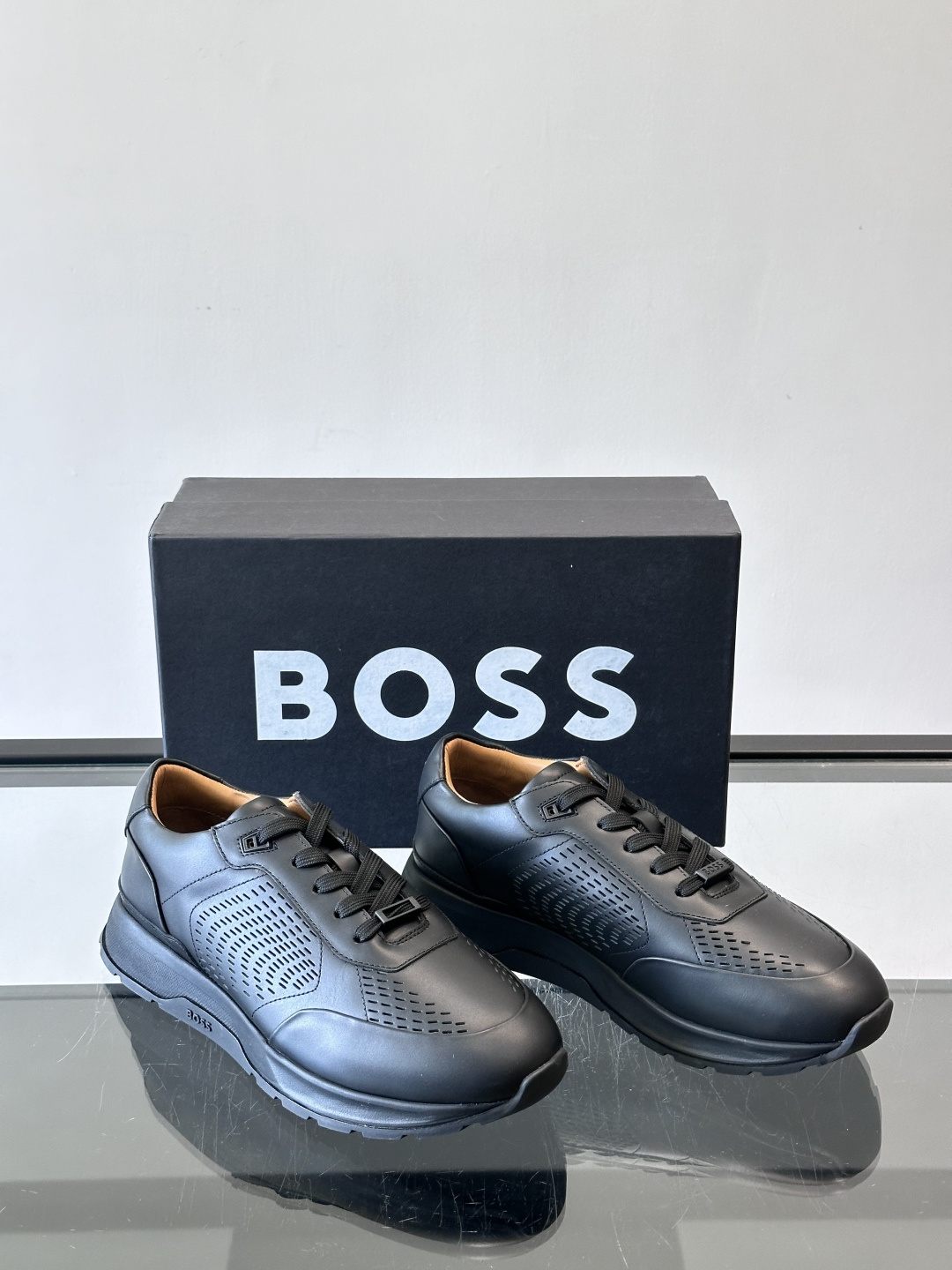 👟BOSS休闲运动鞋，优质牛皮➕透气网面，简约又有细节感✨。橡胶鞋底，耐磨又舒适，日常通勤、休闲都OK！