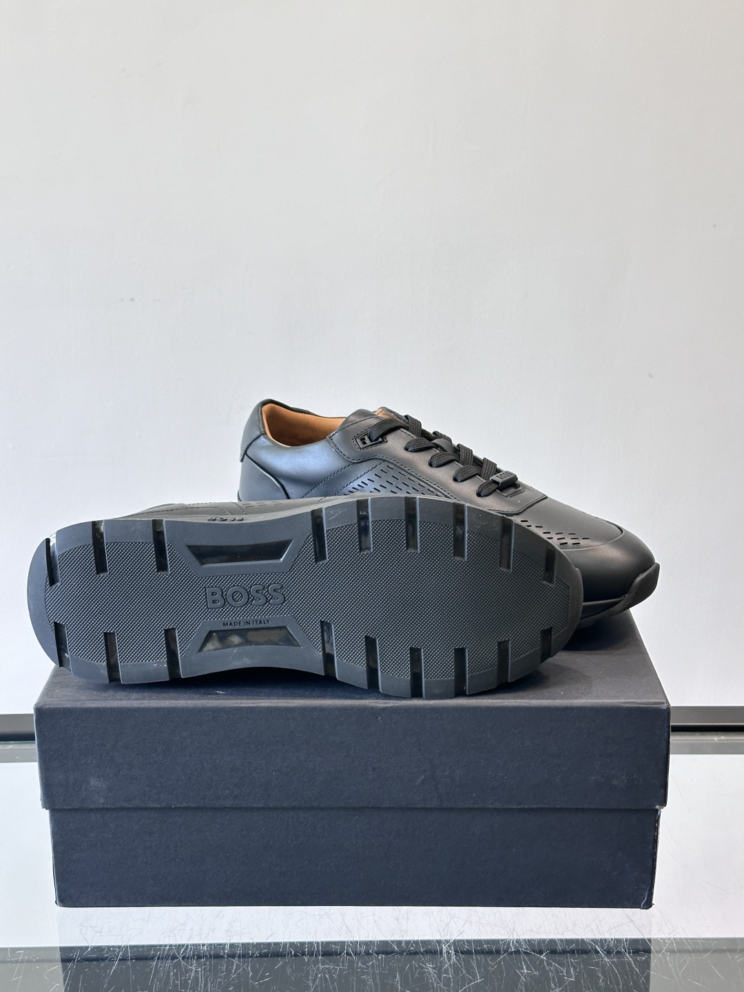 👟BOSS休闲运动鞋，优质牛皮➕透气网面，简约又有细节感✨。橡胶鞋底，耐磨又舒适，日常通勤、休闲都OK！